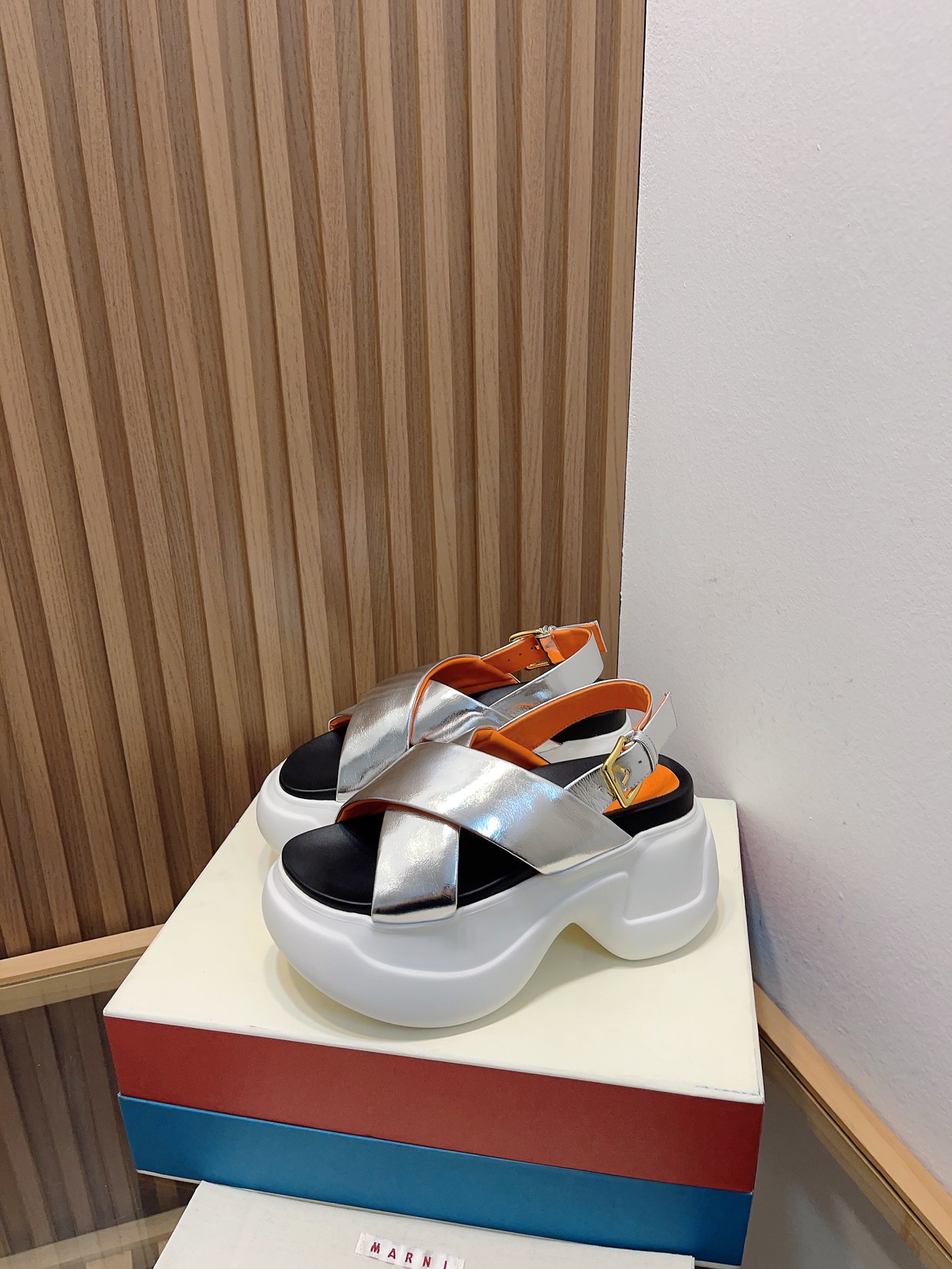 Manrimani 2023 Sandals: Stylish Cross-Band Design with Quality Materials