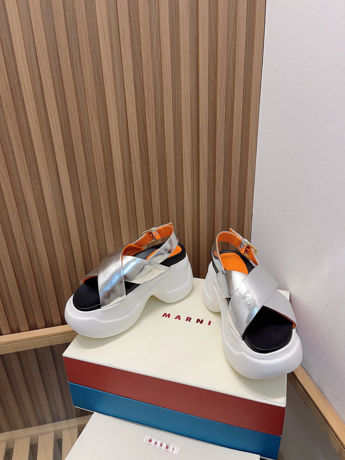 Manrimani 2023 Sandals: Stylish Cross-Band Design with Quality Materials - 图片 3