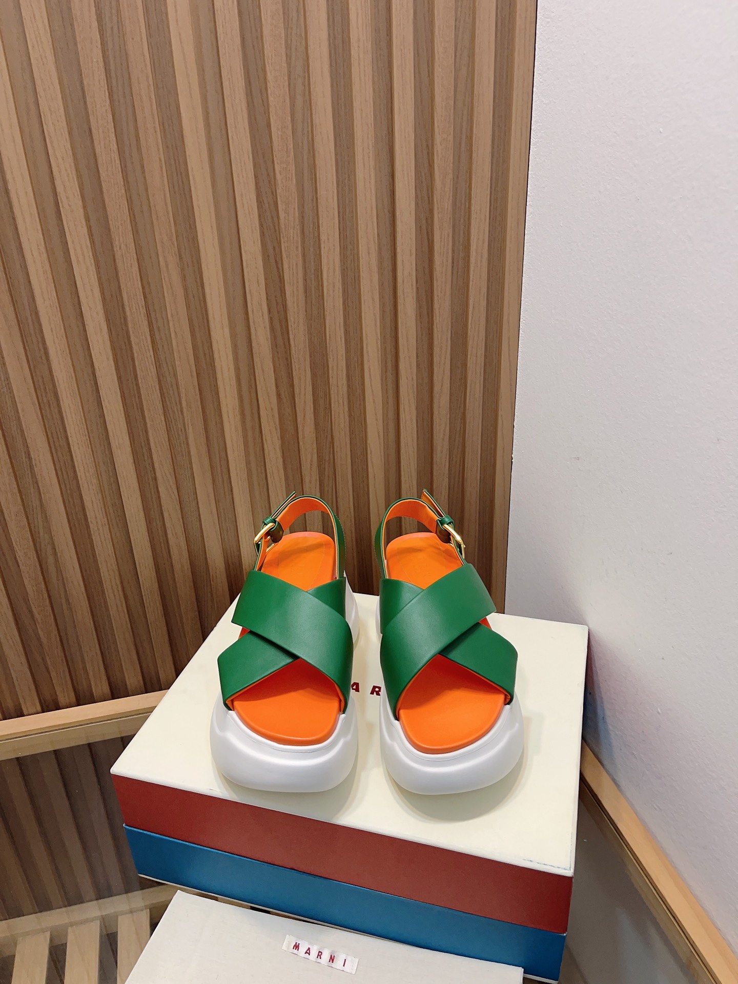 P7000 Manrimani Sandals: Stylish Cross-Band Design with Quality Materials - 图片 2