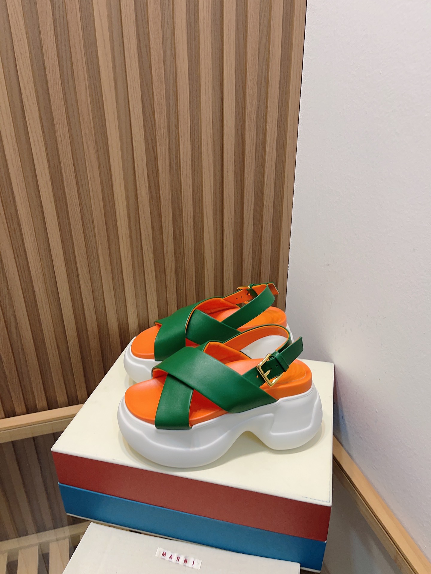P7000 Manrimani Sandals: Stylish Cross-Band Design with Quality Materials - 图片 1