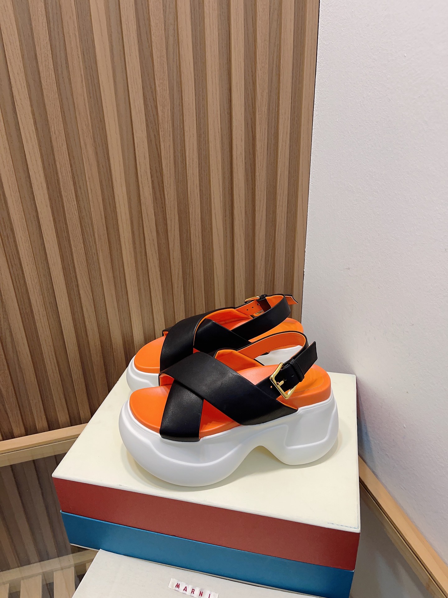 Manrimani 2023 Sandals: Stylish Cross-Band Design with Quality Materials - 图片 1
