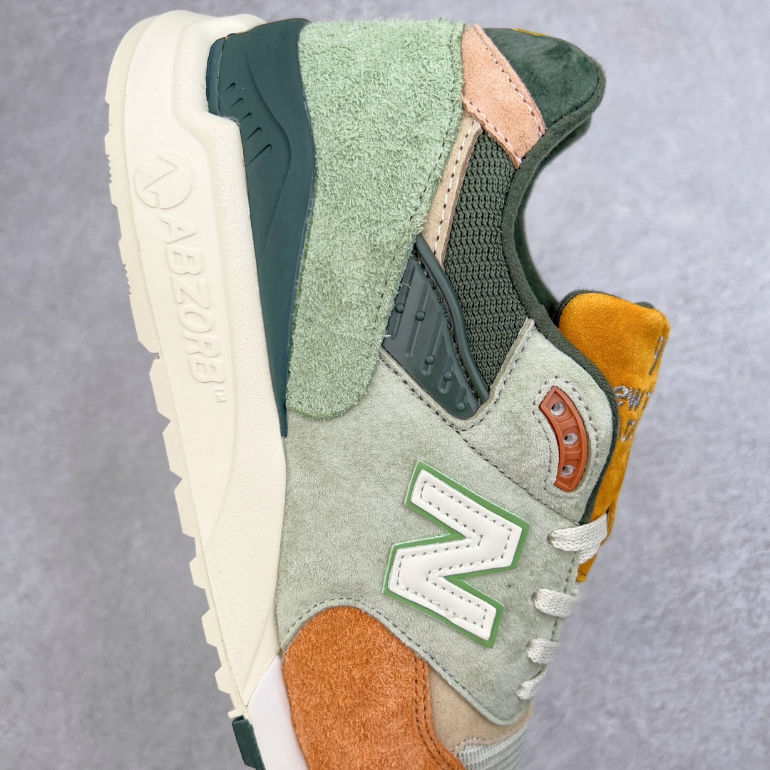 图片[6]-＃K版纯原 Ronnie Fieg x New Balance NB998 \\\”Broadacre City\\\” 复古低帮跑步鞋 U998KH1 白黄绿 KITH与Frank Lloyd Wright Foundation （弗兰克-劳埃德-赖特基金会）合作，打造了全新New Balance 998 – Broadacre City, 其灵感来自于著名建筑师Wright 对未来城市概念的建筑草图和模型。弗兰克_劳埃德-赖特基金会以这位有远见的建筑师名字命名，旨在通过与自然、艺术和彼此之间的联系，激发人们对建筑的发现和欣赏。Frank于上世纪30年代提出“广亩城”的概念，在他看来“广亩城”已经不是城市，而是一种新的生活方式，每家每户都有几亩地用来自给自足，然后通过汽车等交通工具来完成日常运转，这种新的城市概念会着力于解决社会资源的不平等，构筑出一个社会资源平衡的理想乌托邦。受此前瞻性的概念启发，Ronnie Fieg 以鲜明的撞色对应城市模型，打造全新New Balance 998鞋型，糅合多元艺术设计理念，将广亩城重现经典之作之上。鞋身以质感麂皮拼接加持，采用了经典的网状鞋面，为鞋款增加了不同的质感，麂皮部分采用撞色设计，米白、暖杏和橄榄绿等复古色调叠加呈现，这些颜色都来自于Frank的末来城市概念“广亩城”的建筑草图和模型，以此致敬传奇大师。 尺码：36 37 37.5 38 38.5 39.5 40 40.5 41.5 42 42.5 43 44 44.5 45-选品中心