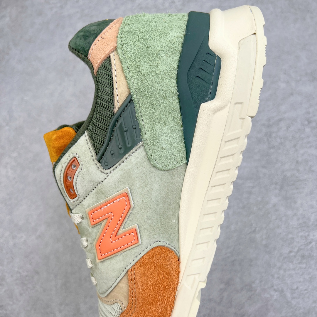 图片[7]-＃K版纯原 Ronnie Fieg x New Balance NB998 \\\”Broadacre City\\\” 复古低帮跑步鞋 U998KH1 白黄绿 KITH与Frank Lloyd Wright Foundation （弗兰克-劳埃德-赖特基金会）合作，打造了全新New Balance 998 – Broadacre City, 其灵感来自于著名建筑师Wright 对未来城市概念的建筑草图和模型。弗兰克_劳埃德-赖特基金会以这位有远见的建筑师名字命名，旨在通过与自然、艺术和彼此之间的联系，激发人们对建筑的发现和欣赏。Frank于上世纪30年代提出“广亩城”的概念，在他看来“广亩城”已经不是城市，而是一种新的生活方式，每家每户都有几亩地用来自给自足，然后通过汽车等交通工具来完成日常运转，这种新的城市概念会着力于解决社会资源的不平等，构筑出一个社会资源平衡的理想乌托邦。受此前瞻性的概念启发，Ronnie Fieg 以鲜明的撞色对应城市模型，打造全新New Balance 998鞋型，糅合多元艺术设计理念，将广亩城重现经典之作之上。鞋身以质感麂皮拼接加持，采用了经典的网状鞋面，为鞋款增加了不同的质感，麂皮部分采用撞色设计，米白、暖杏和橄榄绿等复古色调叠加呈现，这些颜色都来自于Frank的末来城市概念“广亩城”的建筑草图和模型，以此致敬传奇大师。 尺码：36 37 37.5 38 38.5 39.5 40 40.5 41.5 42 42.5 43 44 44.5 45-选品中心