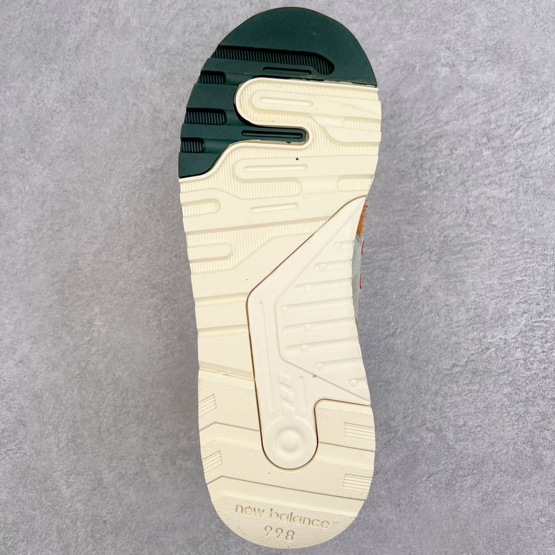 图片[9]-＃K版纯原 Ronnie Fieg x New Balance NB998 \\\”Broadacre City\\\” 复古低帮跑步鞋 U998KH1 白黄绿 KITH与Frank Lloyd Wright Foundation （弗兰克-劳埃德-赖特基金会）合作，打造了全新New Balance 998 – Broadacre City, 其灵感来自于著名建筑师Wright 对未来城市概念的建筑草图和模型。弗兰克_劳埃德-赖特基金会以这位有远见的建筑师名字命名，旨在通过与自然、艺术和彼此之间的联系，激发人们对建筑的发现和欣赏。Frank于上世纪30年代提出“广亩城”的概念，在他看来“广亩城”已经不是城市，而是一种新的生活方式，每家每户都有几亩地用来自给自足，然后通过汽车等交通工具来完成日常运转，这种新的城市概念会着力于解决社会资源的不平等，构筑出一个社会资源平衡的理想乌托邦。受此前瞻性的概念启发，Ronnie Fieg 以鲜明的撞色对应城市模型，打造全新New Balance 998鞋型，糅合多元艺术设计理念，将广亩城重现经典之作之上。鞋身以质感麂皮拼接加持，采用了经典的网状鞋面，为鞋款增加了不同的质感，麂皮部分采用撞色设计，米白、暖杏和橄榄绿等复古色调叠加呈现，这些颜色都来自于Frank的末来城市概念“广亩城”的建筑草图和模型，以此致敬传奇大师。 尺码：36 37 37.5 38 38.5 39.5 40 40.5 41.5 42 42.5 43 44 44.5 45-选品中心