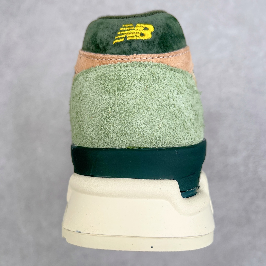 图片[8]-＃K版纯原 Ronnie Fieg x New Balance NB998 \\\”Broadacre City\\\” 复古低帮跑步鞋 U998KH1 白黄绿 KITH与Frank Lloyd Wright Foundation （弗兰克-劳埃德-赖特基金会）合作，打造了全新New Balance 998 – Broadacre City, 其灵感来自于著名建筑师Wright 对未来城市概念的建筑草图和模型。弗兰克_劳埃德-赖特基金会以这位有远见的建筑师名字命名，旨在通过与自然、艺术和彼此之间的联系，激发人们对建筑的发现和欣赏。Frank于上世纪30年代提出“广亩城”的概念，在他看来“广亩城”已经不是城市，而是一种新的生活方式，每家每户都有几亩地用来自给自足，然后通过汽车等交通工具来完成日常运转，这种新的城市概念会着力于解决社会资源的不平等，构筑出一个社会资源平衡的理想乌托邦。受此前瞻性的概念启发，Ronnie Fieg 以鲜明的撞色对应城市模型，打造全新New Balance 998鞋型，糅合多元艺术设计理念，将广亩城重现经典之作之上。鞋身以质感麂皮拼接加持，采用了经典的网状鞋面，为鞋款增加了不同的质感，麂皮部分采用撞色设计，米白、暖杏和橄榄绿等复古色调叠加呈现，这些颜色都来自于Frank的末来城市概念“广亩城”的建筑草图和模型，以此致敬传奇大师。 尺码：36 37 37.5 38 38.5 39.5 40 40.5 41.5 42 42.5 43 44 44.5 45-选品中心