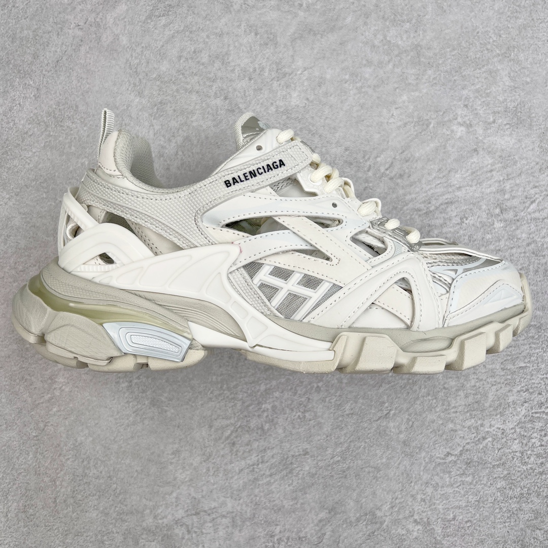 💰460 ＃VG零售版 BALENCIAGA Track 2.0 巴黎世家复古老爹鞋 全套原纸板楦头开发 最原汁原味的灵魂版型 全鞋荧光划线卡点 胶水把控整洁度追求极致完美 每一双都是工艺品 多重QC质检 超越公司货的品控标准 实实在在的免检产品 原盒原配 正确字体电绣 粗细、位置、大小正确 侧边TPU 透气孔匹配意产原版 正确气垫分离大底 TPU软底 原版一致大底LOGO 立体感十足 原厂皮料水洗做旧 采购原厂网纱 该款鞋采用网眼布和尼龙制成 不含皮革 鞋舌饰有Track.2橡胶品牌标识 外侧饰有橡胶品牌标识 泡沫后帮压印品牌标识 外底正面压印BB标识 由176块饰片拼接而成的铰接式鞋面 侧面配金属质感网眼布 内面配有额外金属光泽饰件 包含1副鞋带和1副备用鞋带 后帮配有拉环鞋提 动态鞋底设计 为双脚带来后续的助力 正常尺码 Size：35 36 37 38 39 40 41 42 43 44 45 46 编码：by5936030-运动鞋