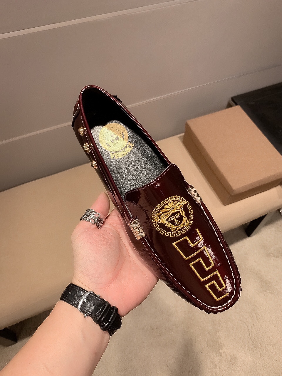 NO:353731,, Versace official flagship store new model, top layer Italian beef patent leather + embroidery, comfortable and breathable sheep, original imported wear-resistant rubber sole, [cool][[gift] exquisite and elegant men's heart-to-heart products, comfortable to wear. The luxurious embroidered upper shows the brand's low-key elegance, suitable for a wardrobe in all seasons. Whether you are dedicated to working, spending leisure time with your family, or experiencing an elegant lifestyle in the city or countryside, this series can demonstrate the true masculine charm. [Applause][Cool][Struggle] Standard code 37~45,,versace19860909,范思哲官方旗舰店新款,鞋面头层意大利牛漆皮+刺绣,舒适透气羊里,原版进口耐磨橡胶底,[酷][[礼物]精致优雅男士心备佳品,穿着舒适.奢华刺绣鞋面尽显品牌低调优雅,适合四季衣橱,无论是专心致志地工作,与家人共度闲暇时光,还是在城市或乡间体验高雅的生活方式,该系列均可彰显真正的男性魅力.[鼓掌][酷][奋斗]标准码37～45,,versace,Men's shoes