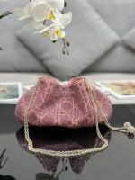 ❤️❤️Dior Dream Kordelzug-Perlenschlauch rosa, neues Produkt exquisit und elegant. Es ist aus Baumwolle gefertigt, weist ein klassisches Cannage-Muster auf und ist mit 2 mm großen Glasperlen handbestickt. Der Kettenverschluss sorgt für zusätzliche Raffinesse und verfügt über ein perlenbesetztes CD-Logo und doppelte Kettenriemen, die mit einer Vielzahl eleganter Abendgarderobe kombiniert werden können, um den Stil zu unterstreichen. Größe: 26 x 14 x 11 cm, Modell: M2340, 📸Exklusive physische Fotografie🎞Lieferung eines kompletten Satzes Originalverpackung in einer weißen Geschenkbox🎁 (bundesweit einheitlich💱60) 1 ❤️❤️Dior Dream Kordelzug-Perlenschlauch rosa, neues Produkt exquisit und elegant. Es ist aus Baumwolle gefertigt, weist ein klassisches Cannage-Muster auf und ist mit 2 mm großen Glasperlen handbestickt. Der Kettenverschluss sorgt für zusätzliche Raffinesse und verfügt über ein perlenbesetztes CD-Logo und doppelte Kettenriemen, die mit einer Vielzahl eleganter Abendgarderobe kombiniert werden können, um den Stil zu unterstreichen. Größe: 26 x 14 x 11 cm, Modell: M2340, 📸Exklusive physische Fotografie🎞Lieferung eines kompletten Satzes Originalverpackung in einer weißen Geschenkbox🎁 (bundesweit einheitlich💱60)
