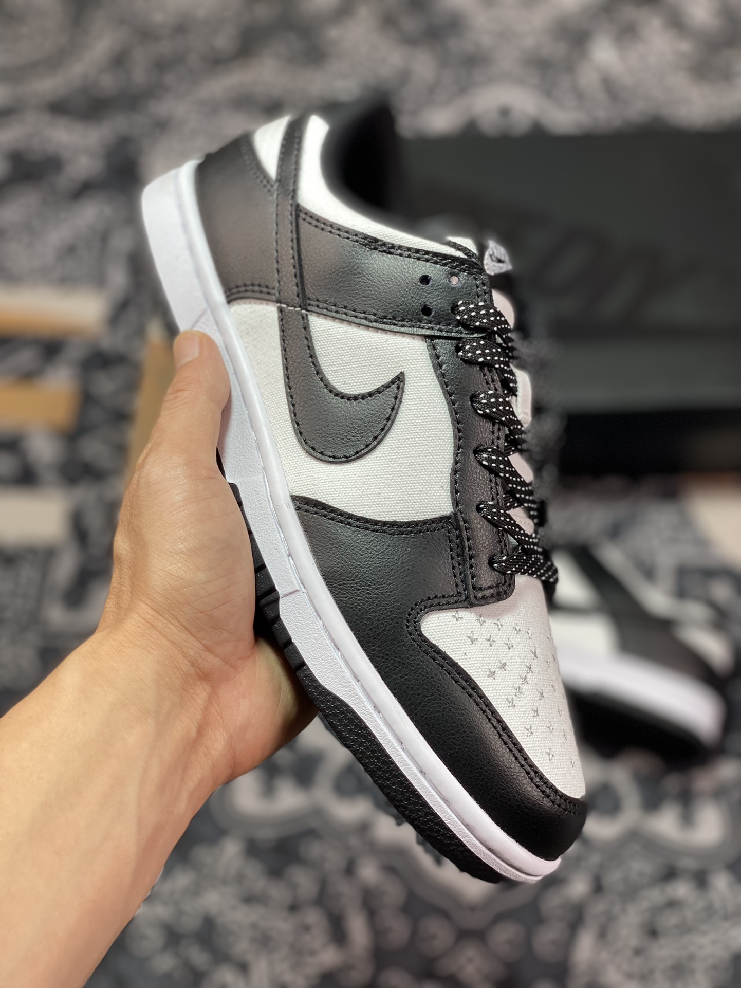 260  SB Dunk Low Retro SP扣篮系列低帮休闲运动滑板板鞋“黑白熊猫银色刺子绣”FC1688-105