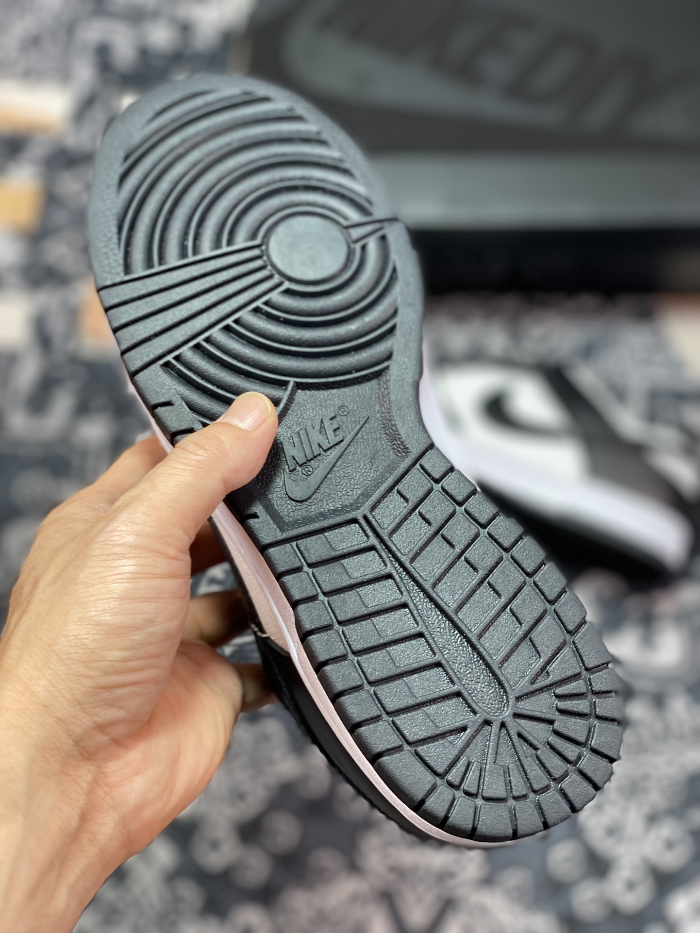 260  SB Dunk Low Retro SP扣篮系列低帮休闲运动滑板板鞋“黑白熊猫银色刺子绣”FC1688-105