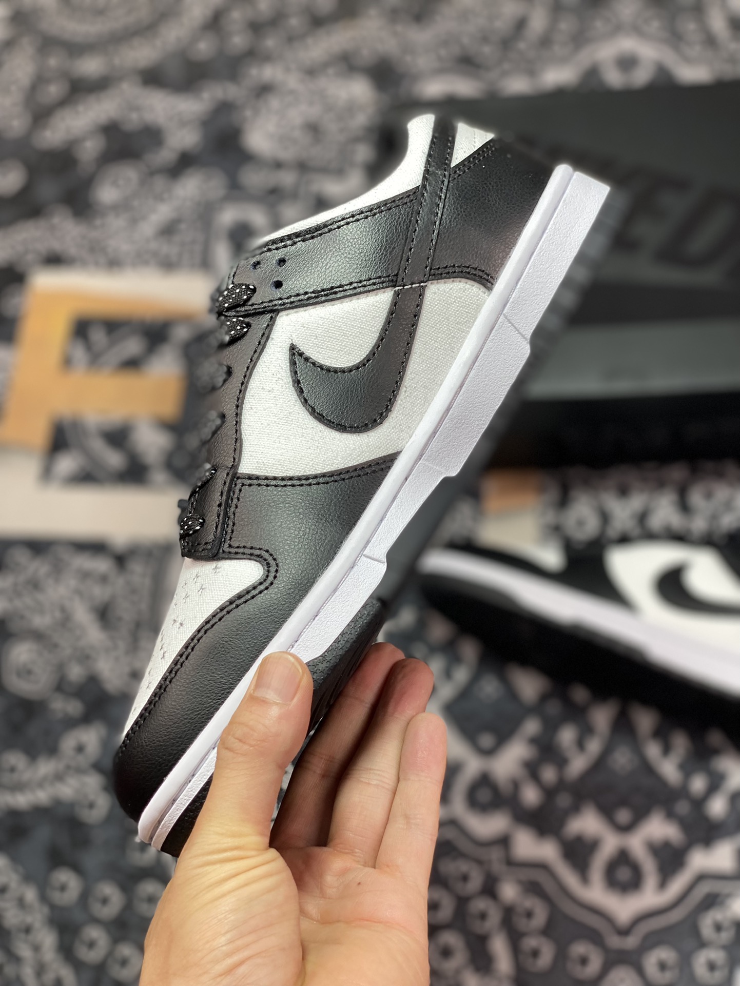 260  SB Dunk Low Retro SP扣篮系列低帮休闲运动滑板板鞋“黑白熊猫银色刺子绣”FC1688-105