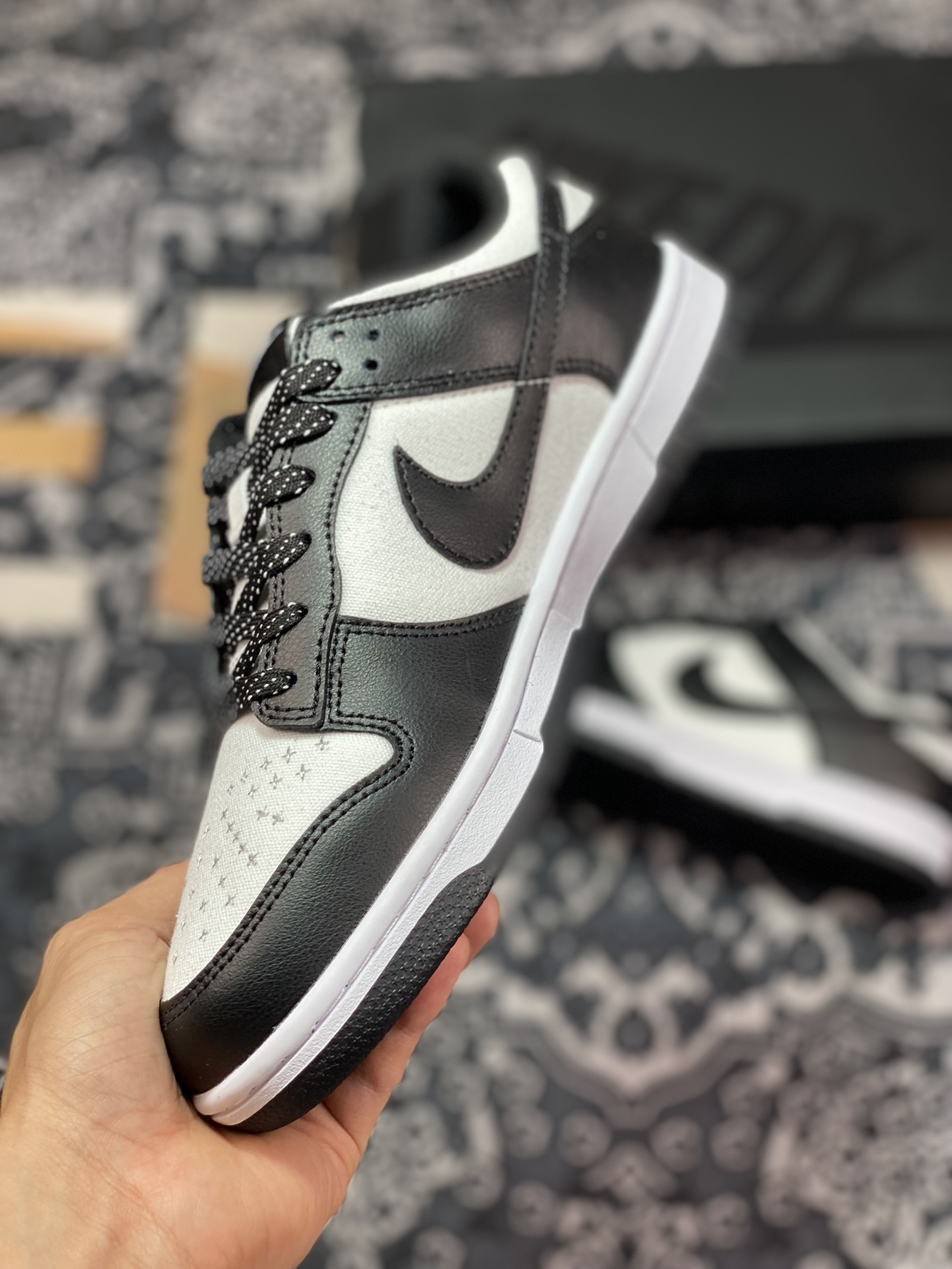 260  SB Dunk Low Retro SP扣篮系列低帮休闲运动滑板板鞋“黑白熊猫银色刺子绣”FC1688-105