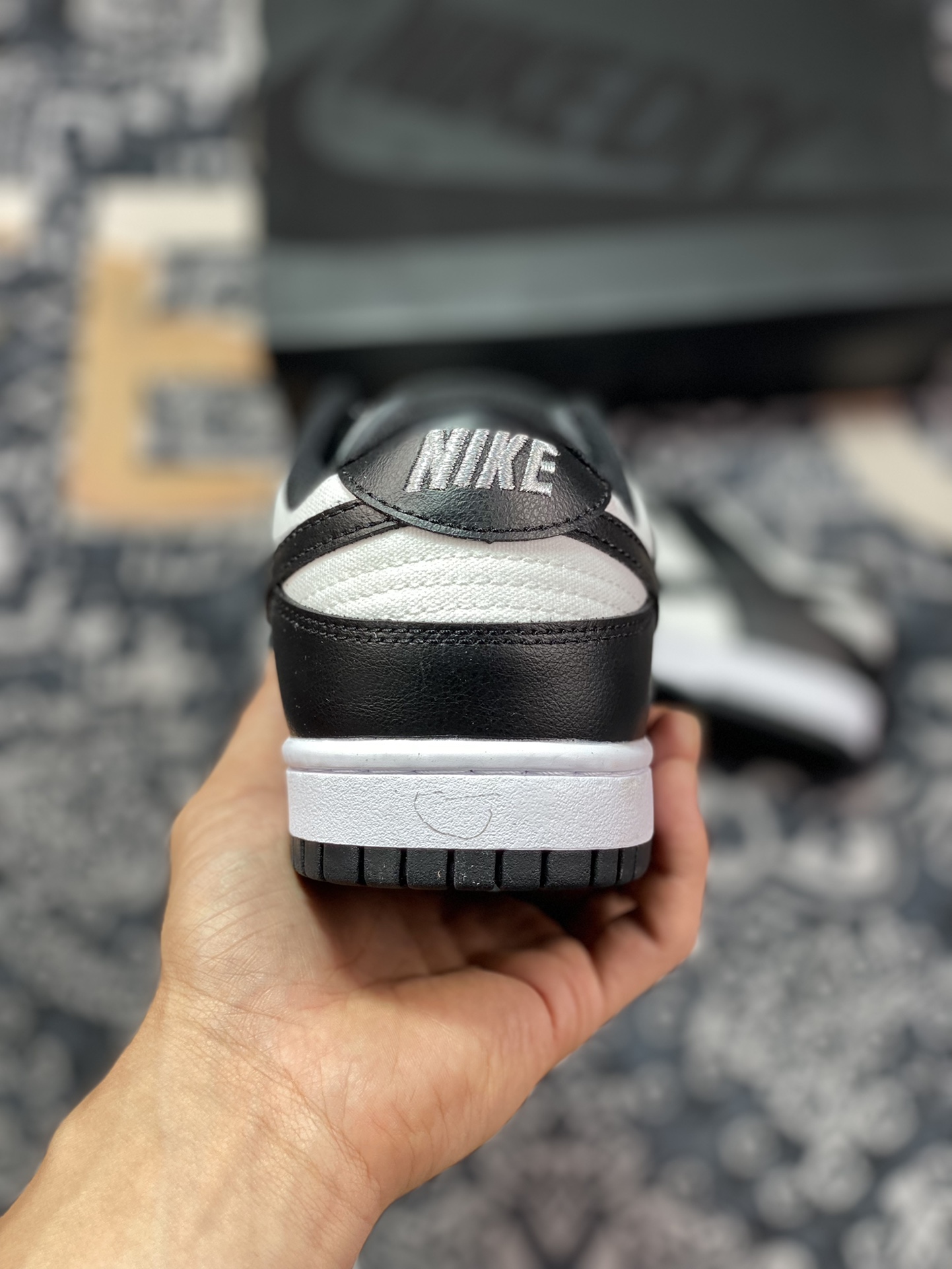 260  SB Dunk Low Retro SP扣篮系列低帮休闲运动滑板板鞋“黑白熊猫银色刺子绣”FC1688-105