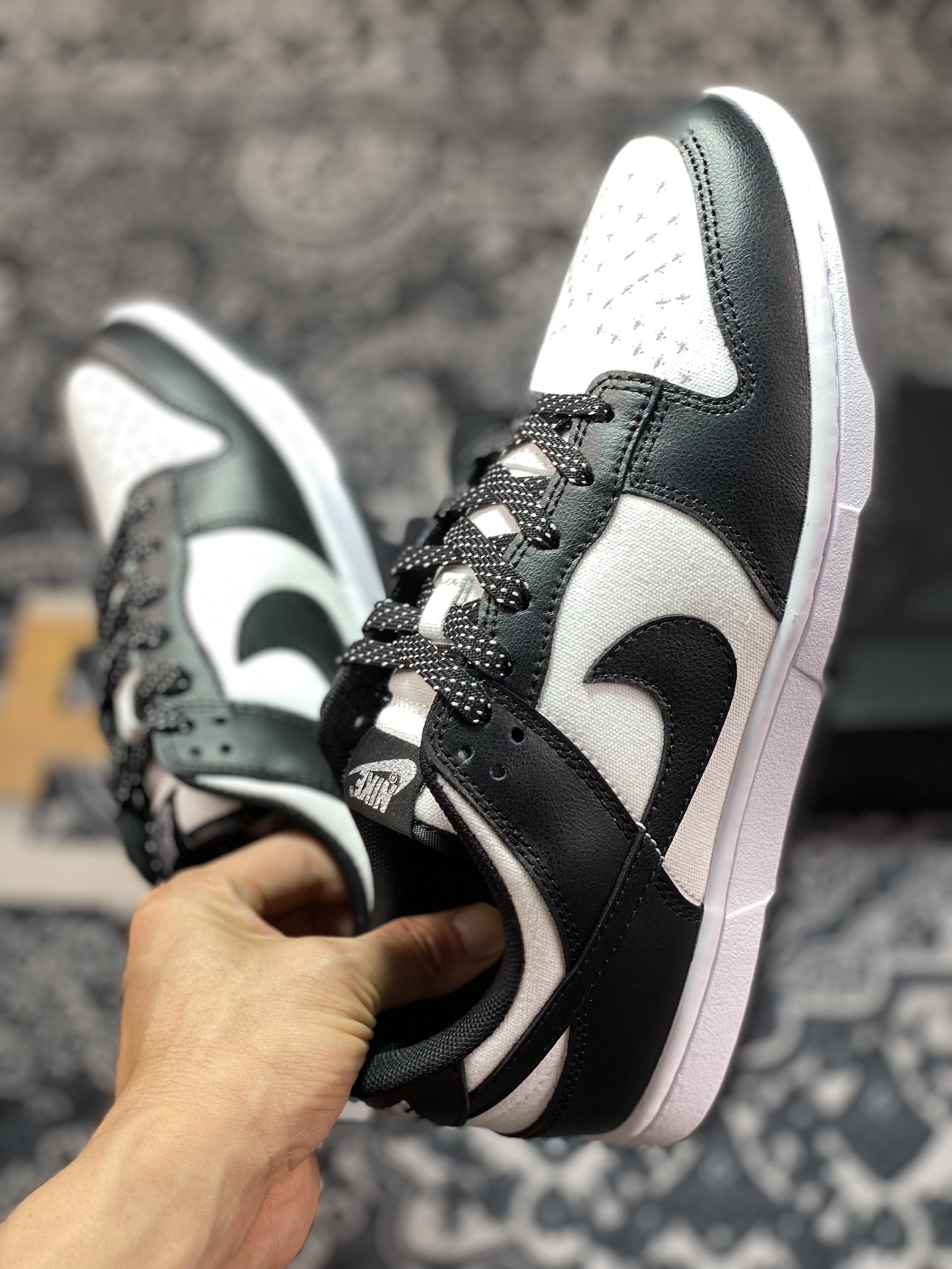 260  SB Dunk Low Retro SP扣篮系列低帮休闲运动滑板板鞋“黑白熊猫银色刺子绣”FC1688-105