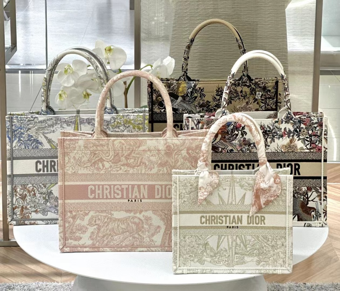 618 limited time offer! Buy 🈵️🈶️ and get 🈵️2200 card holder, 🈵️3600 card case, or 🈵️5600 tote bag for free. (Choose from four sizes: large, medium, small, or mini.) image 1