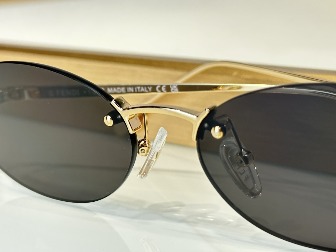 Fendi Sunglasses FE4075US