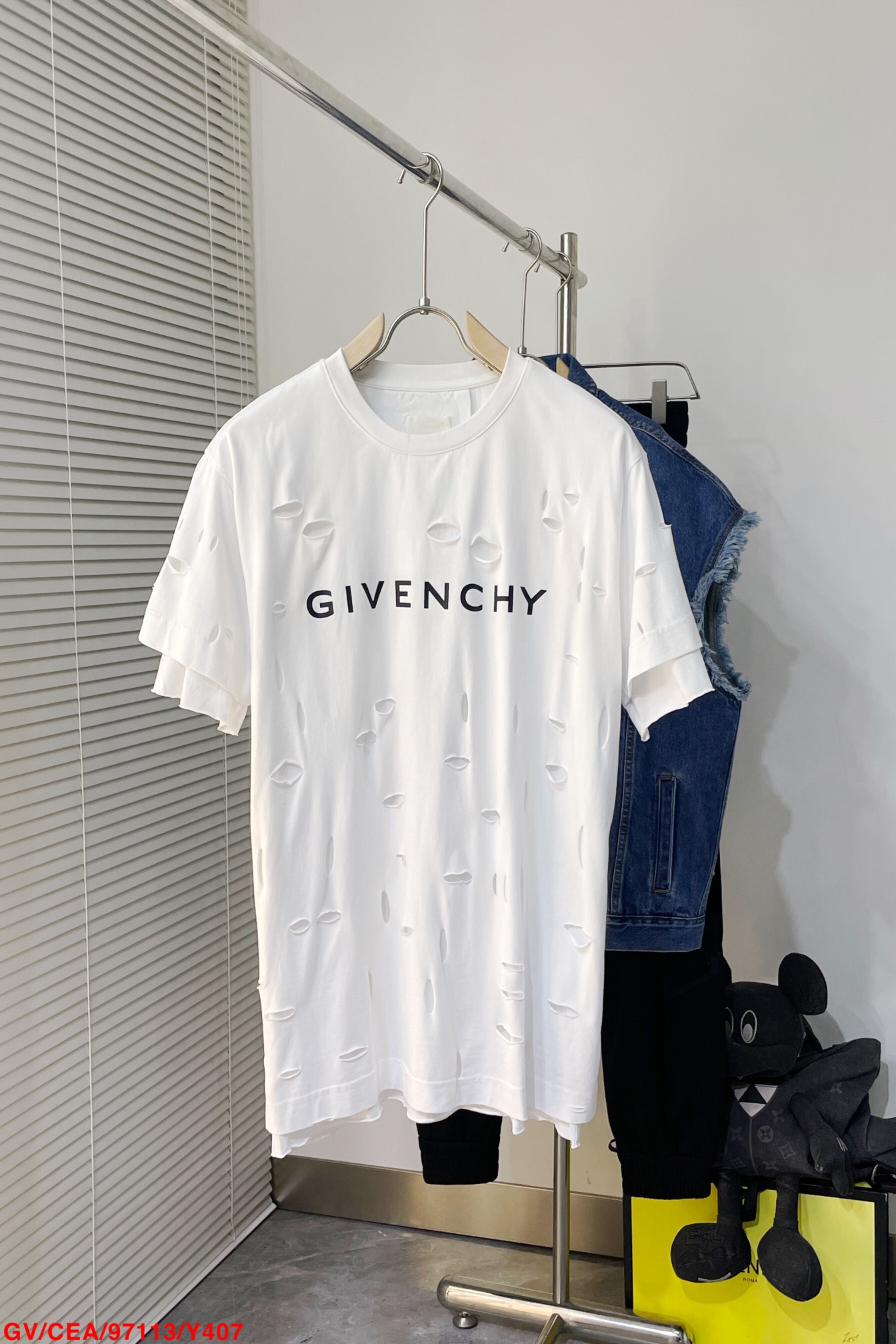 NO:128660,Y407 GV GVC 23 new ripped two-piece short-sleeved T-shirt with fabric made of 50 double strands, 26 cotton linings, the upper body effect is straightened on the outside and comfortable inside. Computer laser cut positioning restores the precise hole position of the original board, ready-made garment fried color, retro fried salt and wash soft, making the upper body more comfortable. Printing, old cut, simple manual printing makes the clothes more versatile and simple SML, complete three specifications The next day,,T-shirt,tees,t-shirt,alexander wang19860909Y407 GV GVC 23新款破洞假两件双层短袖T恤 面料采用50支双股 内衬使用26支爽棉 ,上身效果外里直挺 内里舒爽.电脑激光割破定位 还原原板每一个位置精准破洞位置成衣炒色 复古炒盐加洗软,让上身更加舒适 .印花 做旧 割破 简单的人工印花让衣服更加百搭简约 尺码SML 三标齐全 隔天,,T-shirt,tees，t-shirt,alexander wang,Men's clothing