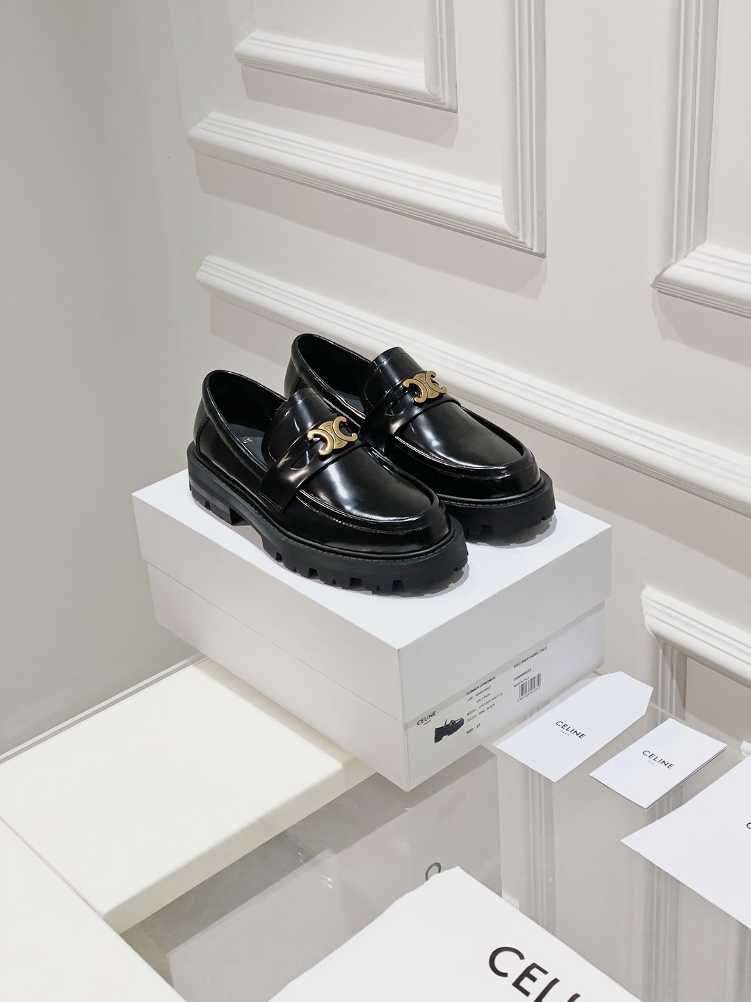 NO:232696,CELIN* thick-soled Arc de Triomphe loafers, you can't take off after wearing them!  Very suitable for autumn and winter, it is very good to wear with socks, either retro college style or hot girl style, 3.5CM high-end height and slimming. High-value loafers, upper material is made of open-edge beaded cowhide, shoe material is made of cowhide, sole is made of rubber sole, optional size 35-40, loafers, celine, loafers, cowhide, socks19860909CELIN*厚底凯旋门乐福鞋,穿了就脱不下来！很适合秋冬,搭配袜子穿就很绝,可复古学院风也可辣妹风,3.5CM增高显瘦一把好手.高颜值的乐福鞋 鞋面材质开边珠牛皮 鞋里材质牛皮 鞋底材质橡胶底 可选尺码35-40,乐福鞋,celine,loafers,cowhide,socks,Women's Shoes