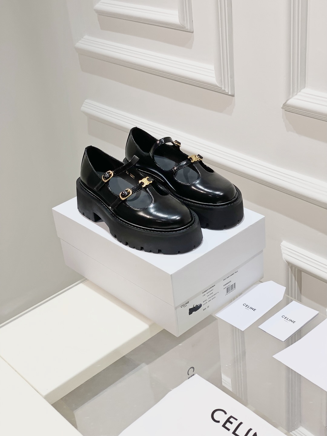 NO:232699,CELIN* thick-soled Arc de Triomphe loafers, you can't take off after wearing them!  Very suitable for autumn and winter, it is very good to wear with socks, either retro college style or hot girl style, 5.5CM high-end height and slimming. High-value loafers, upper material is made of open-edge beaded cowhide, shoe material is made of cowhide, sole is made of rubber sole, available in size 35-40, loafers, celine, loafers, cowhide, socks19860909CELIN*厚底凯旋门乐福鞋,穿了就脱不下来！很适合秋冬,搭配袜子穿就很绝,可复古学院风也可辣妹风,5.5CM增高显瘦一把好手.高颜值的乐福鞋 鞋面材质开边珠牛皮 鞋里材质牛皮 鞋底材质橡胶底 可选尺码35-40,乐福鞋,celine,loafers,cowhide,socks,Women's Shoes