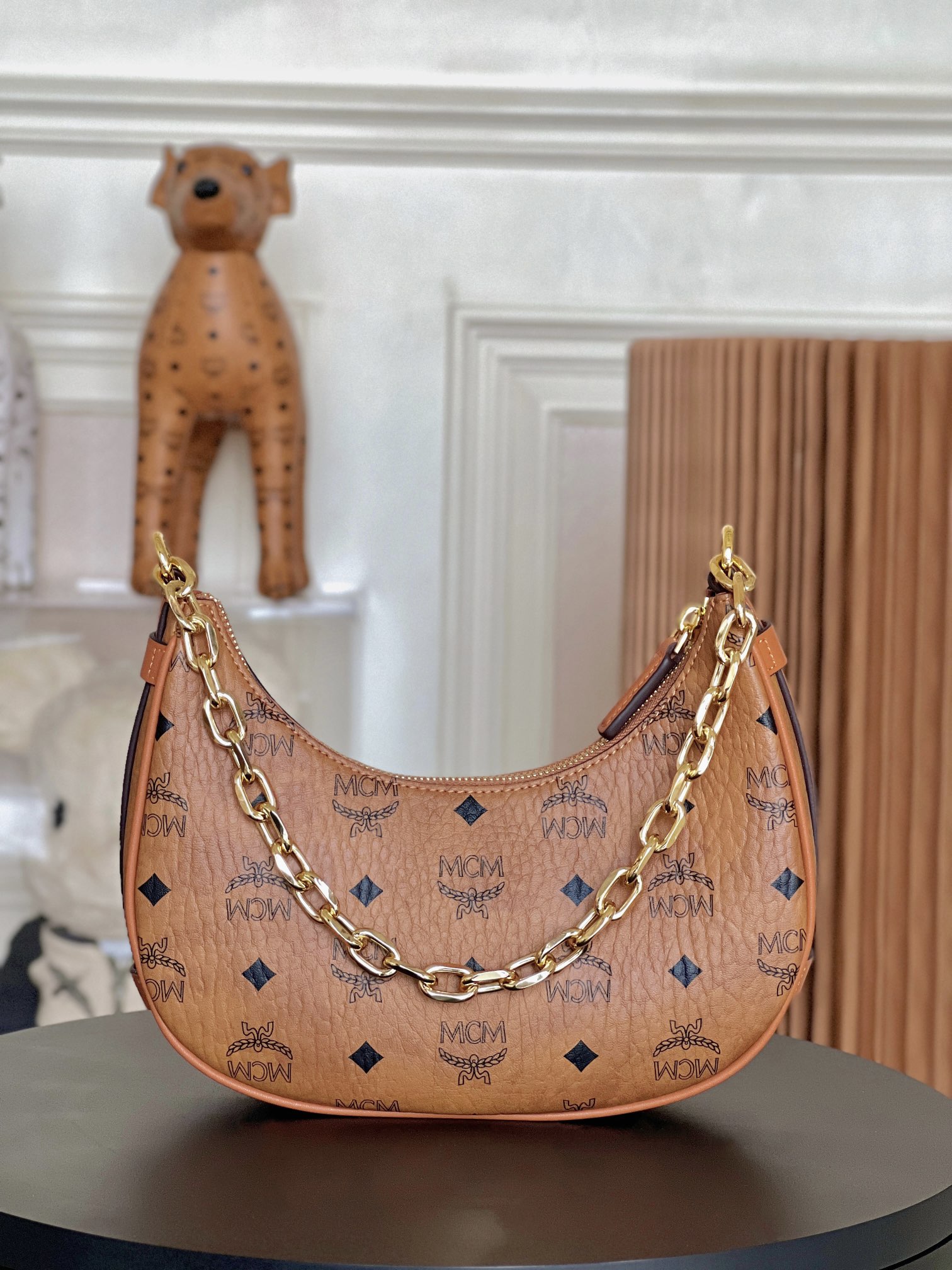 Top quality item 💐 Upgraded version. Exclusive real shot of the armpit bag, also known as the crescent bag, reinterpreted by MCM in a new classic style. Size: 260mm*210mm. image 1