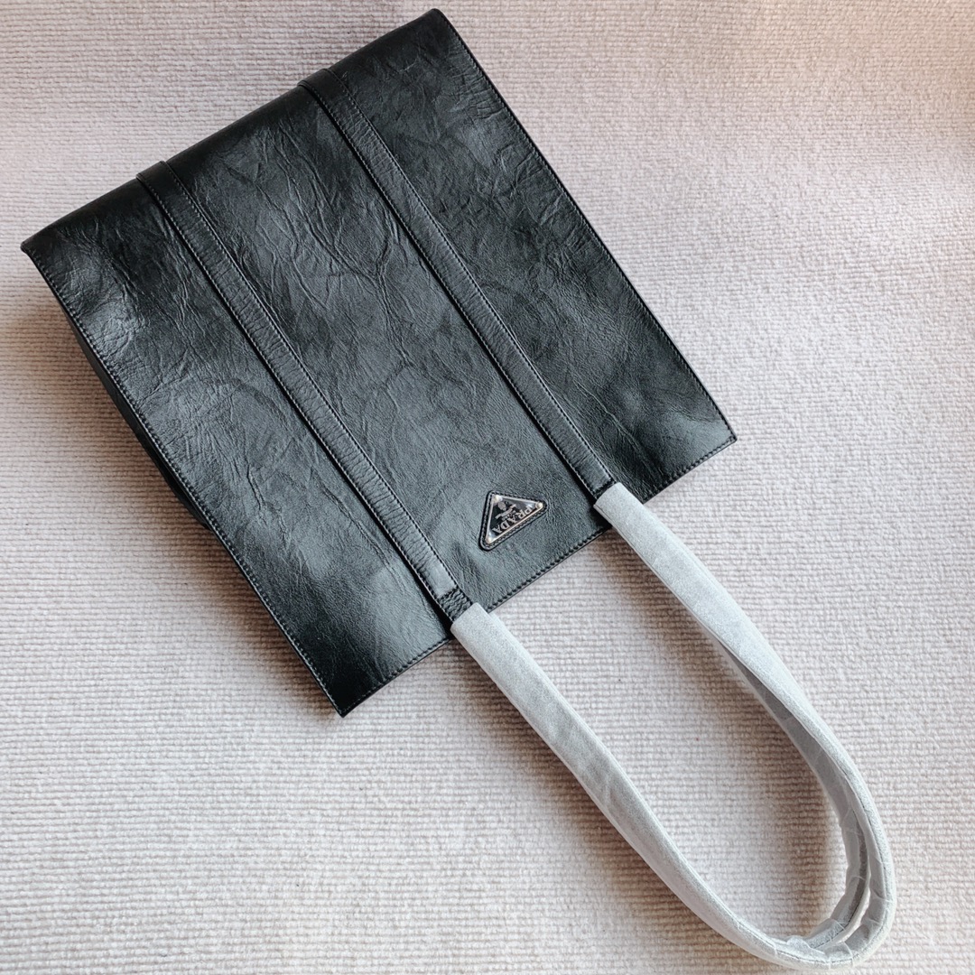 Double 11 benefits 800, Prada all-cow leather tote bag, made of natural textured glossy soft sheepskin. The texture is incomparable, and the hand