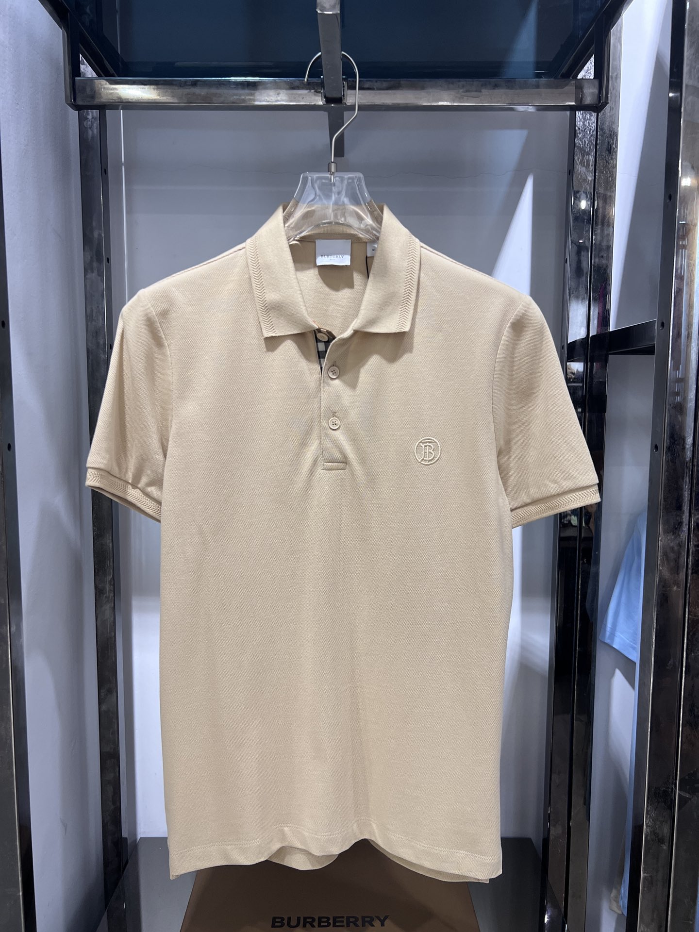 Bur男士新品珠地网眼布棉质 Polo 衫，采用经典剪裁，品牌LOGO纽扣，装饰品牌刺绣徽标，面料YD%棉。\nJDZL\n码数：M，L，ＸＬ，XXL\n颜色：卡其色