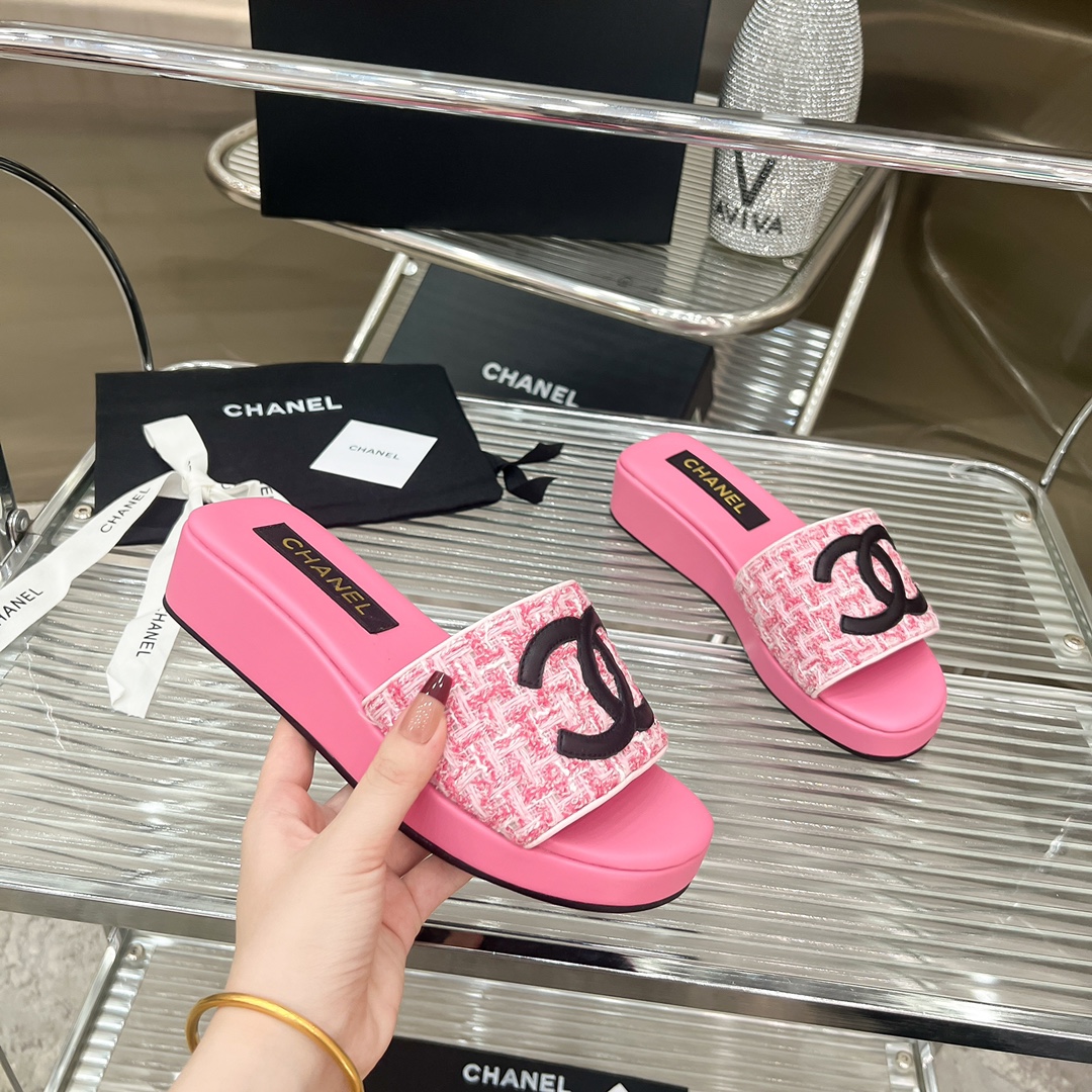B CHANECHANEL's new slippers. I look forward to CHANEL's slippers every year. The style is really cl