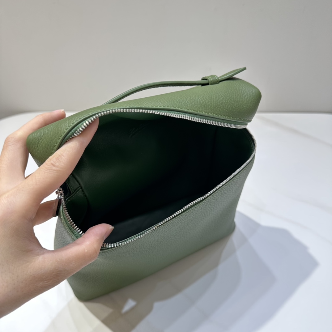 Loro Piana 𝐋𝐨𝐫𝐨 𝐩𝐢𝐚𝐧𝐚 L23.5系列双肩包