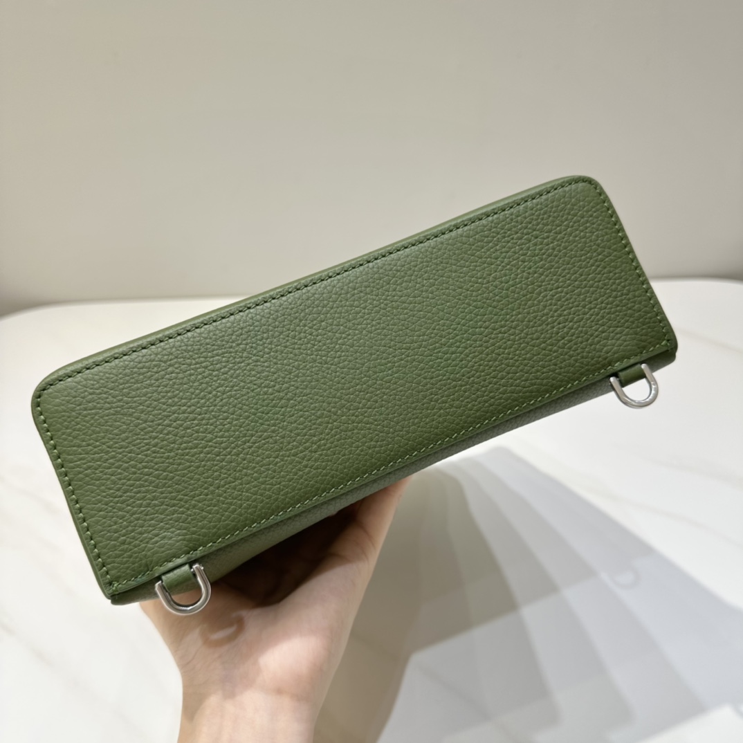 Loro Piana 𝐋𝐨𝐫𝐨 𝐩𝐢𝐚𝐧𝐚 L23.5系列双肩包