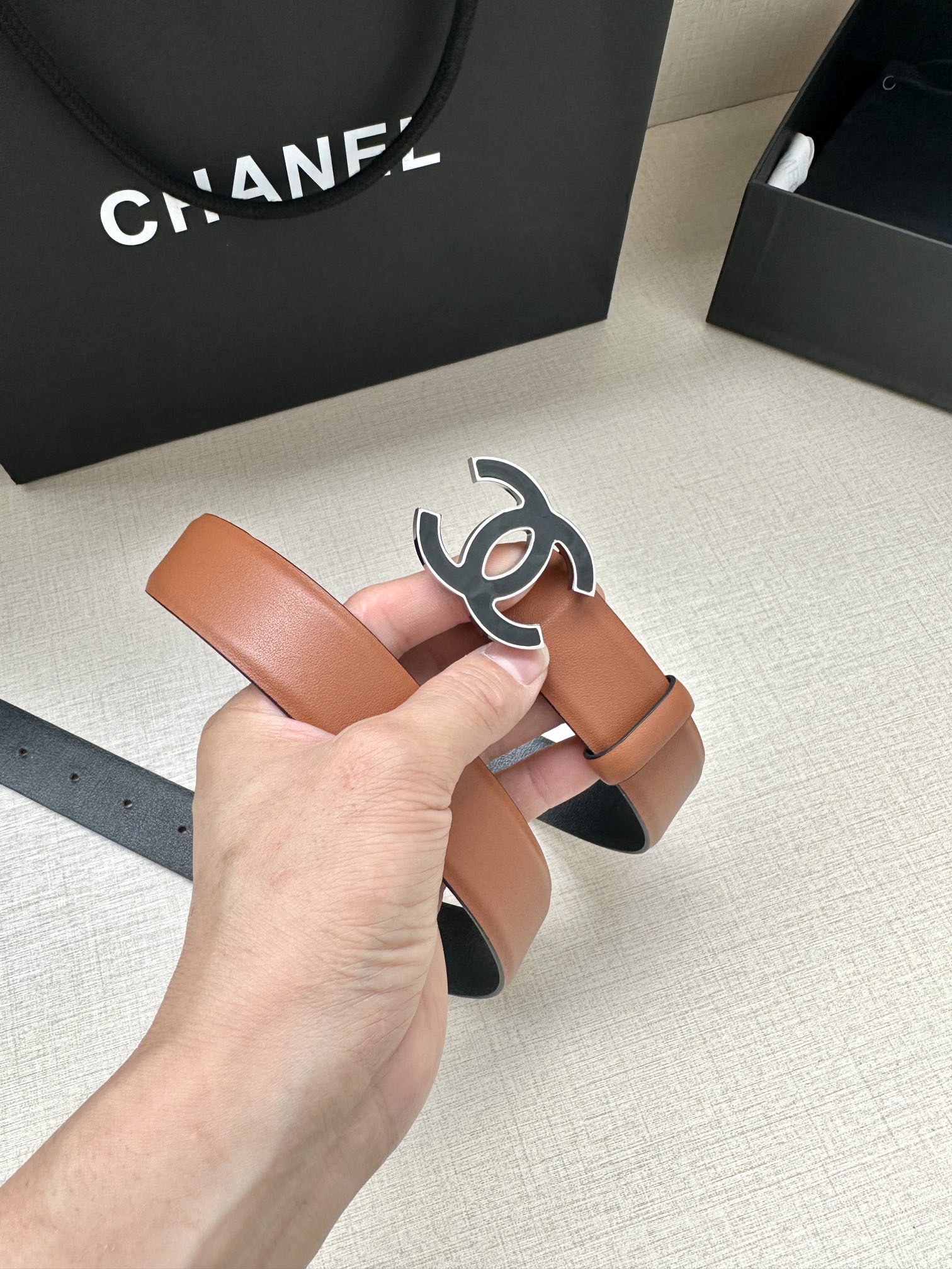 宽度3.0cm Chanel （香奈儿）进口柔软小牛皮纹路清晰五金配件金 银色/金属磨胶钢扣。