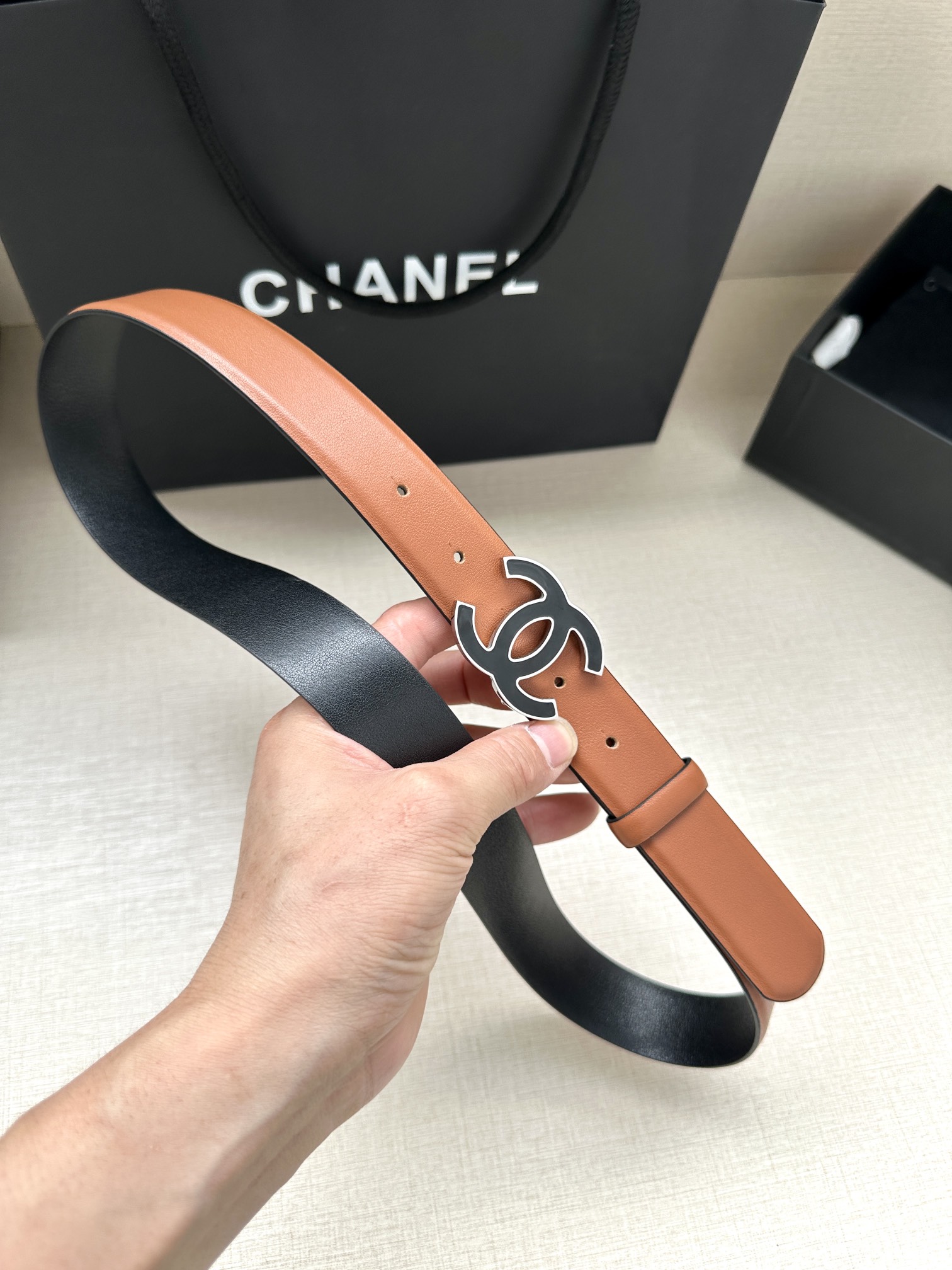宽度3.0cm Chanel （香奈儿）进口柔软小牛皮纹路清晰五金配件金 银色/金属磨胶钢扣。