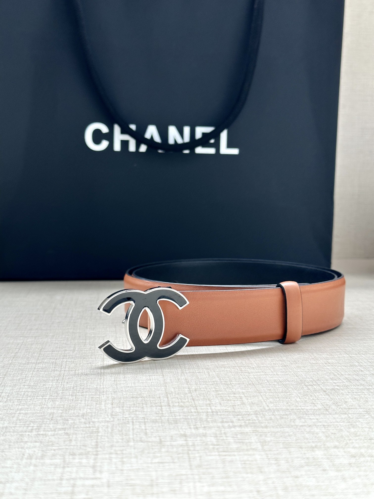 宽度3.0cm Chanel （香奈儿）进口柔软小牛皮纹路清晰五金配件金 银色/金属磨胶钢扣。