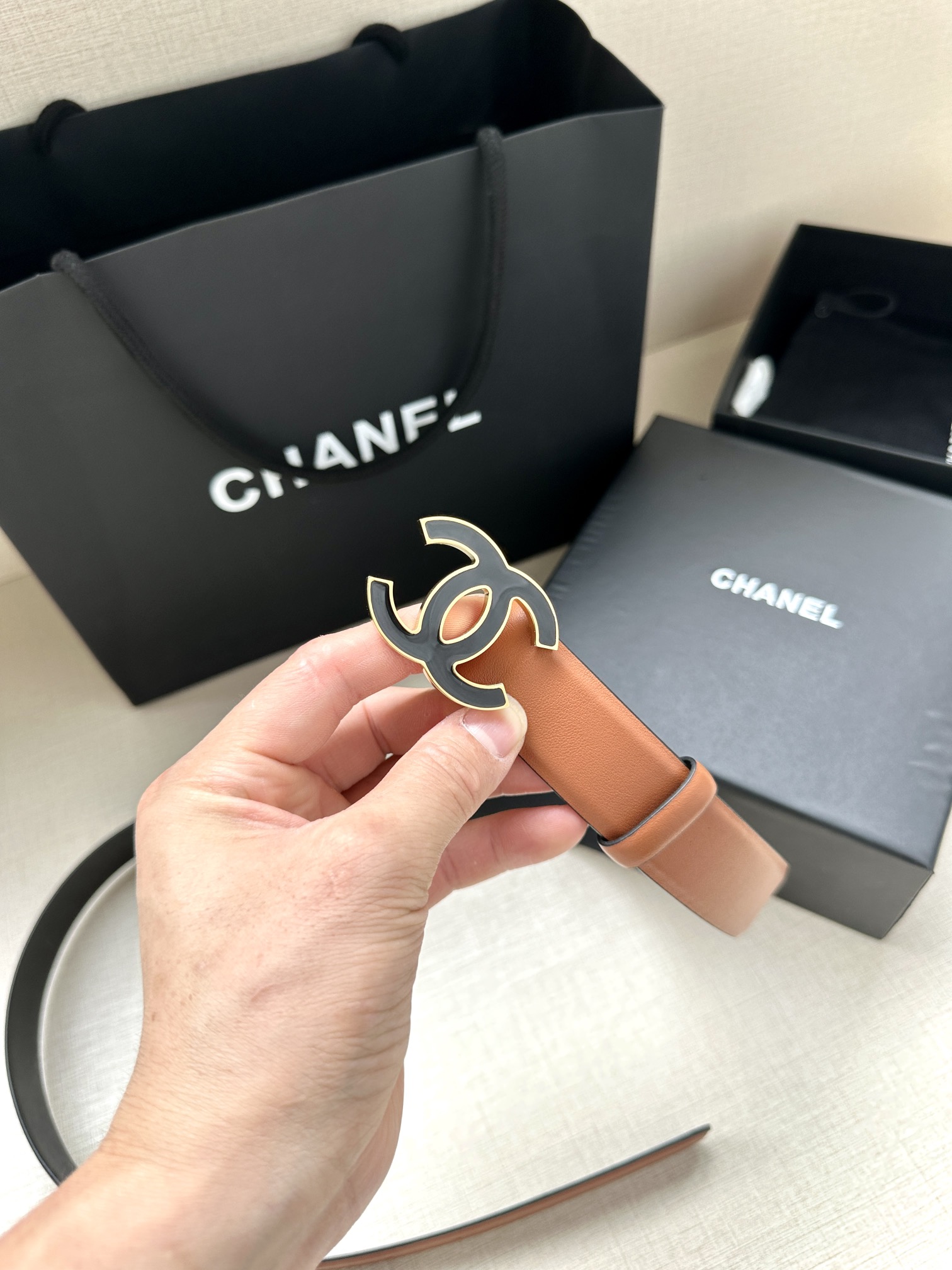 宽度3.0cm Chanel （香奈儿）进口柔软小牛皮纹路清晰五金配件金 银色/金属磨胶钢扣。