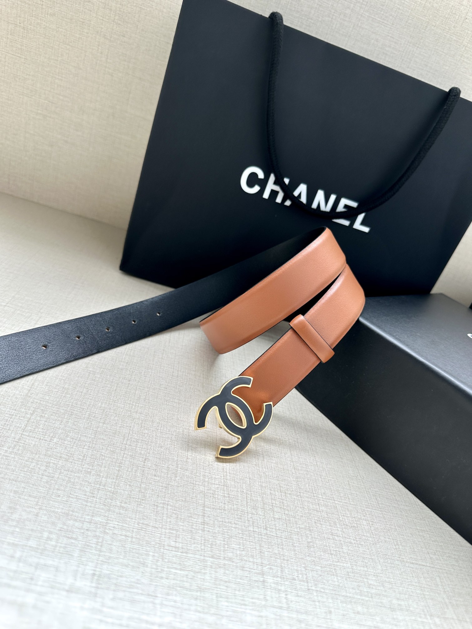 宽度3.0cm Chanel （香奈儿）进口柔软小牛皮纹路清晰五金配件金 银色/金属磨胶钢扣。
