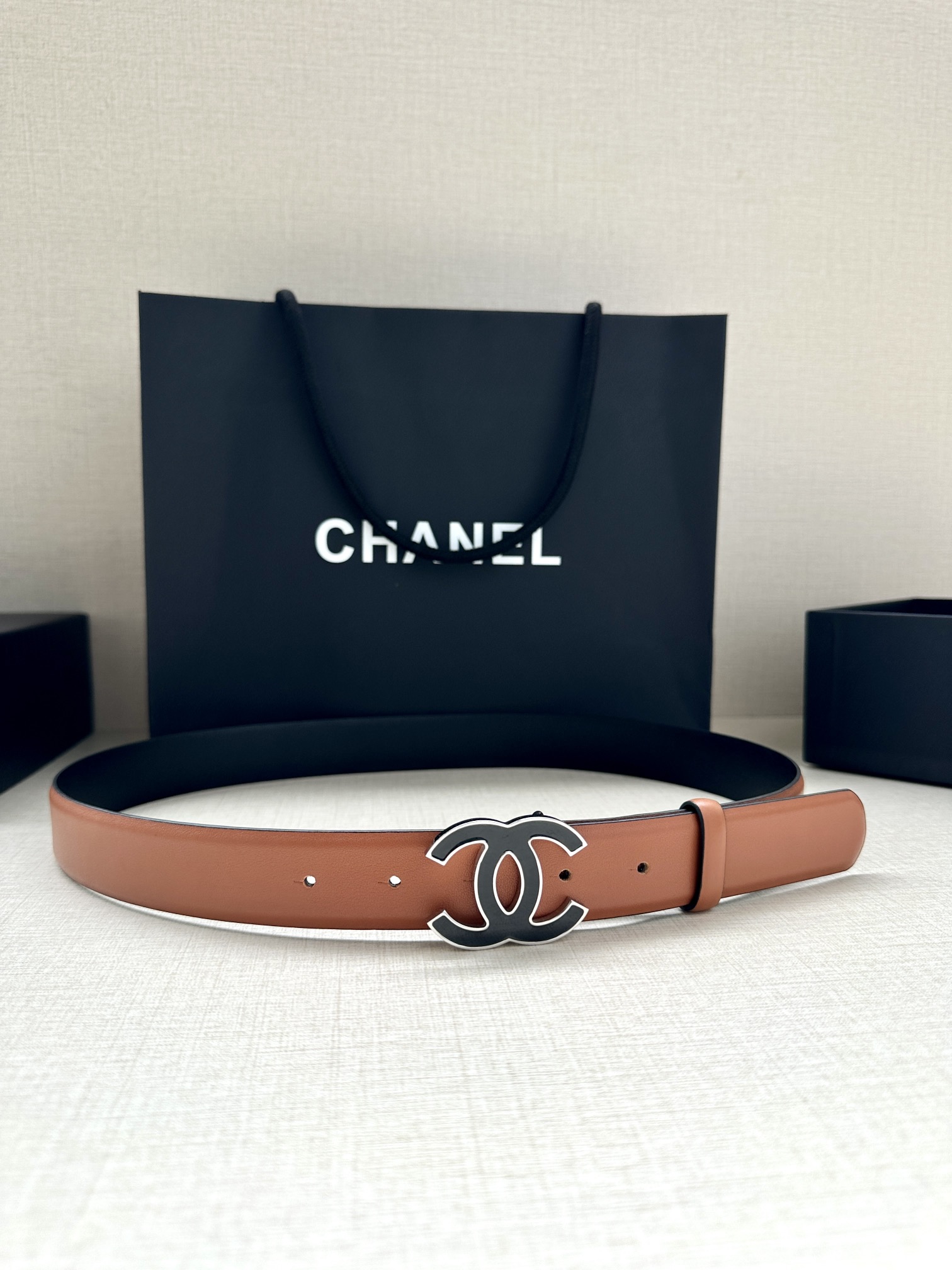 宽度3.0cm Chanel （香奈儿）进口柔软小牛皮纹路清晰五金配件金 银色/金属磨胶钢扣。