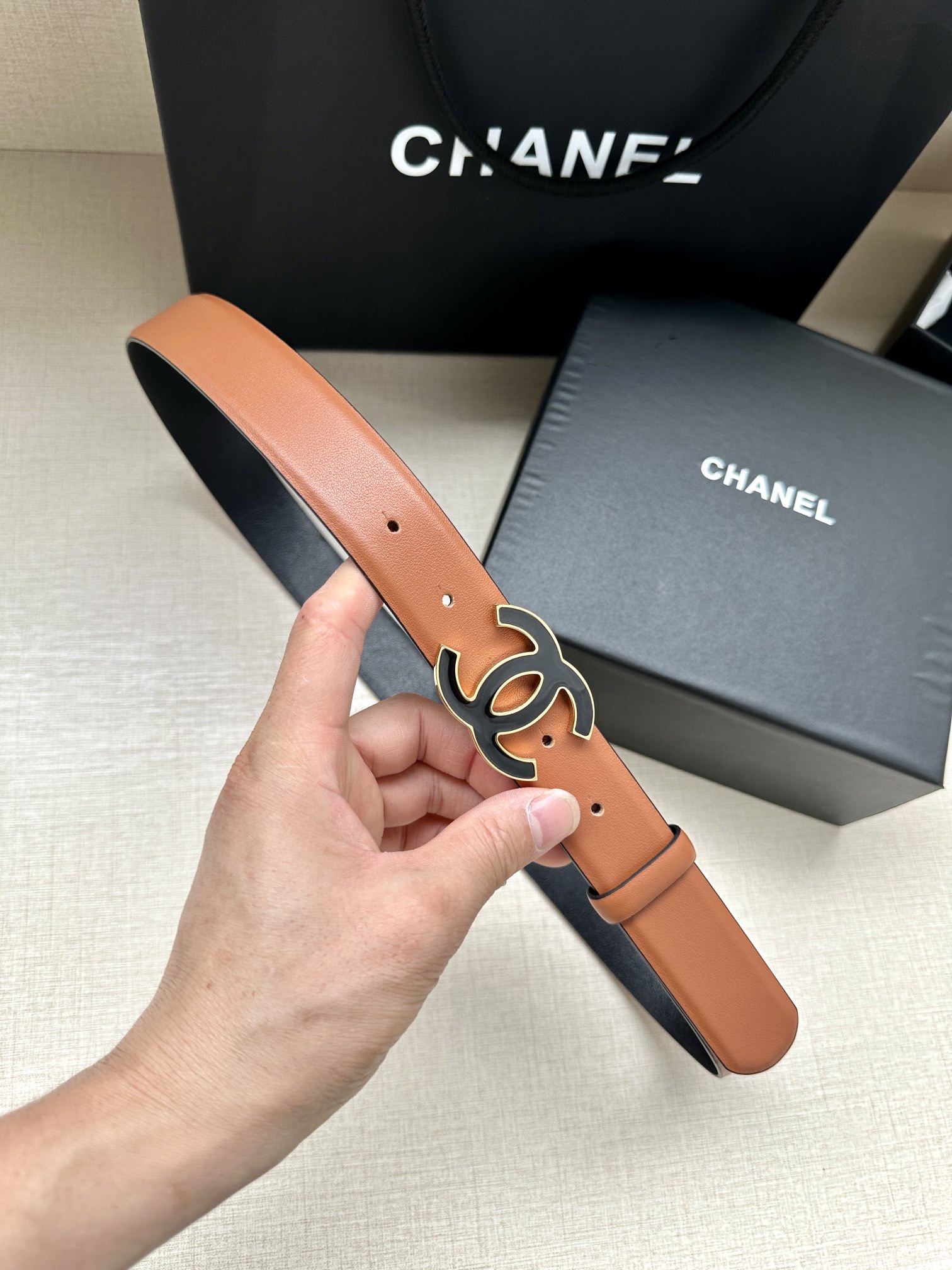 宽度3.0cm Chanel （香奈儿）进口柔软小牛皮纹路清晰五金配件金 银色/金属磨胶钢扣。