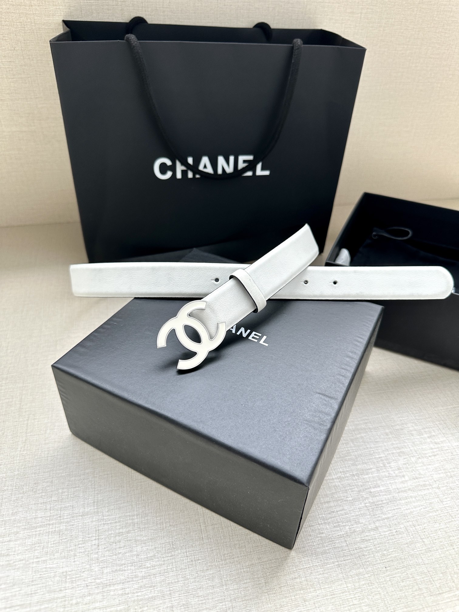 宽度3.0cm Chanel （香奈儿）进口柔软小牛皮纹路清晰五金配件金 银色/金属磨胶钢扣。
