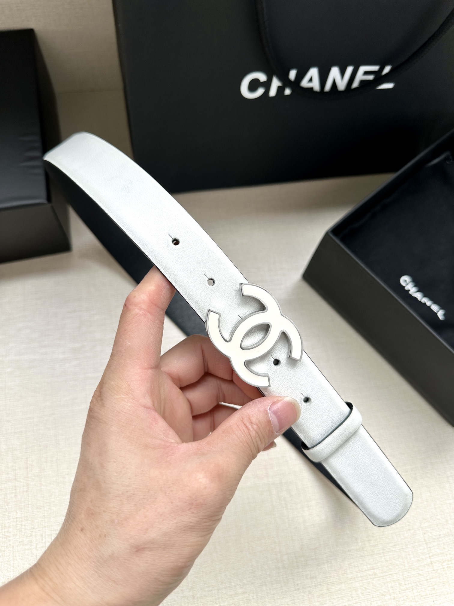 宽度3.0cm Chanel （香奈儿）进口柔软小牛皮纹路清晰五金配件金 银色/金属磨胶钢扣。