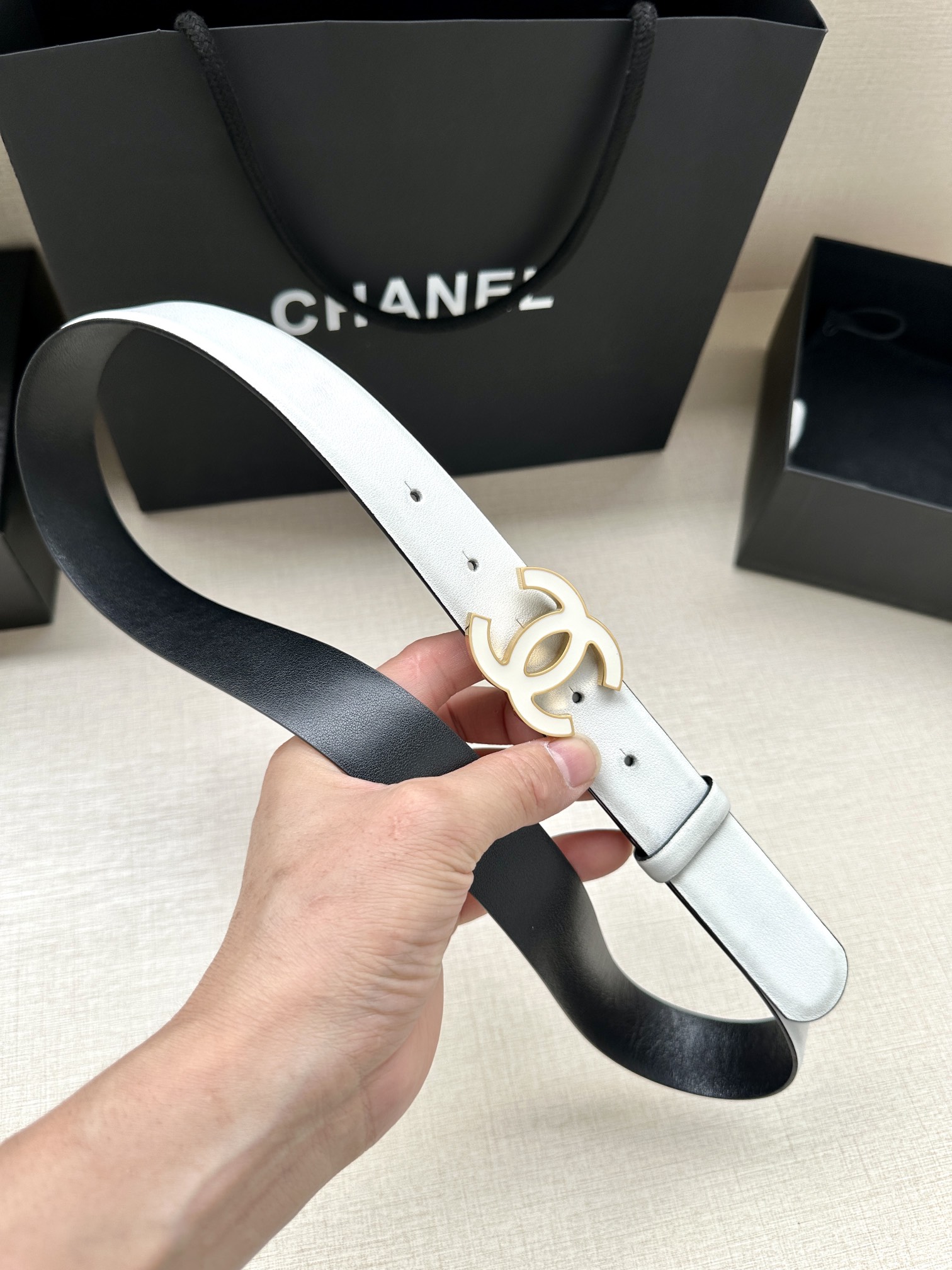 宽度3.0cm Chanel （香奈儿）进口柔软小牛皮纹路清晰五金配件金 银色/金属磨胶钢扣。