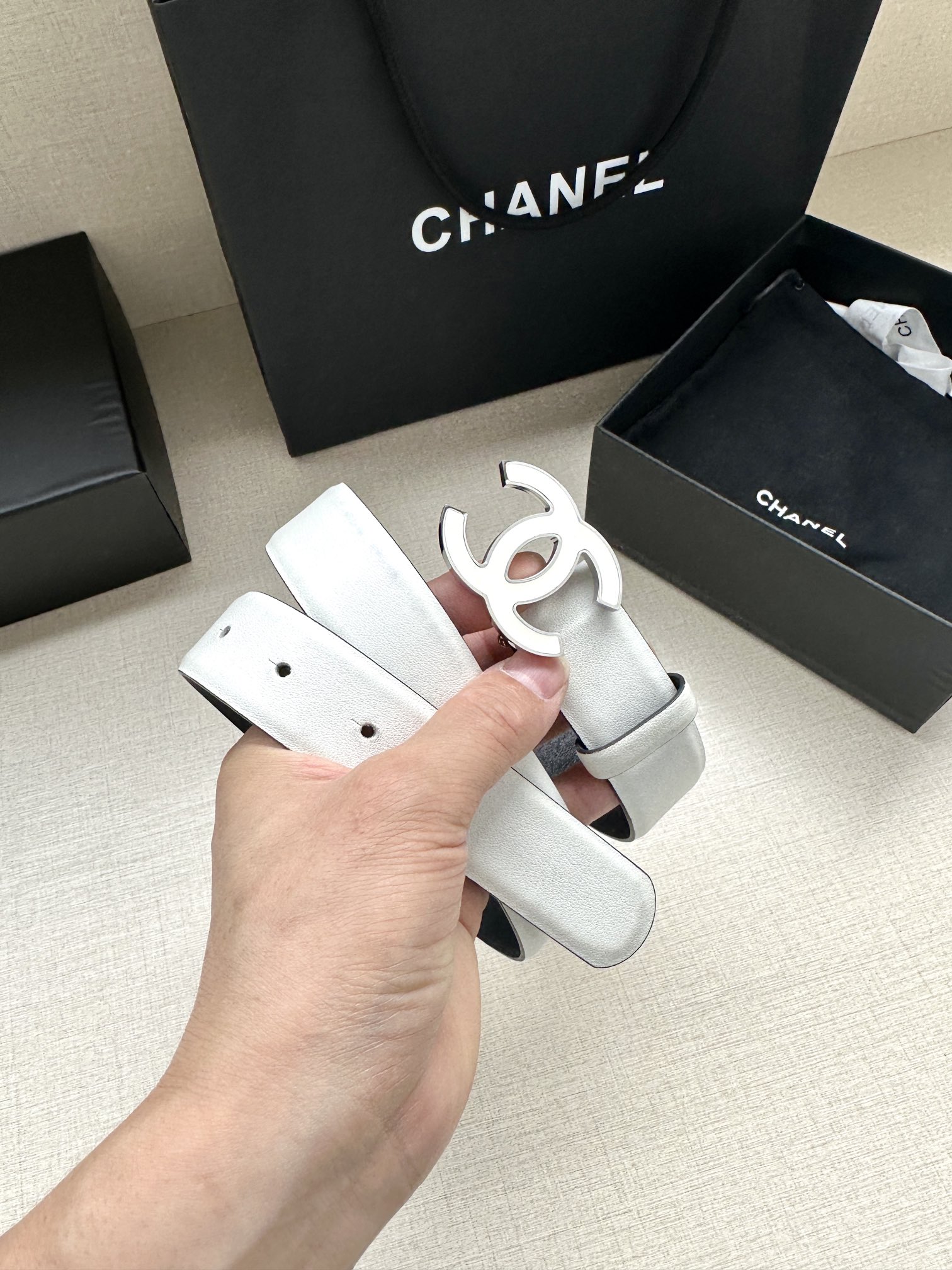 宽度3.0cm Chanel （香奈儿）进口柔软小牛皮纹路清晰五金配件金 银色/金属磨胶钢扣。