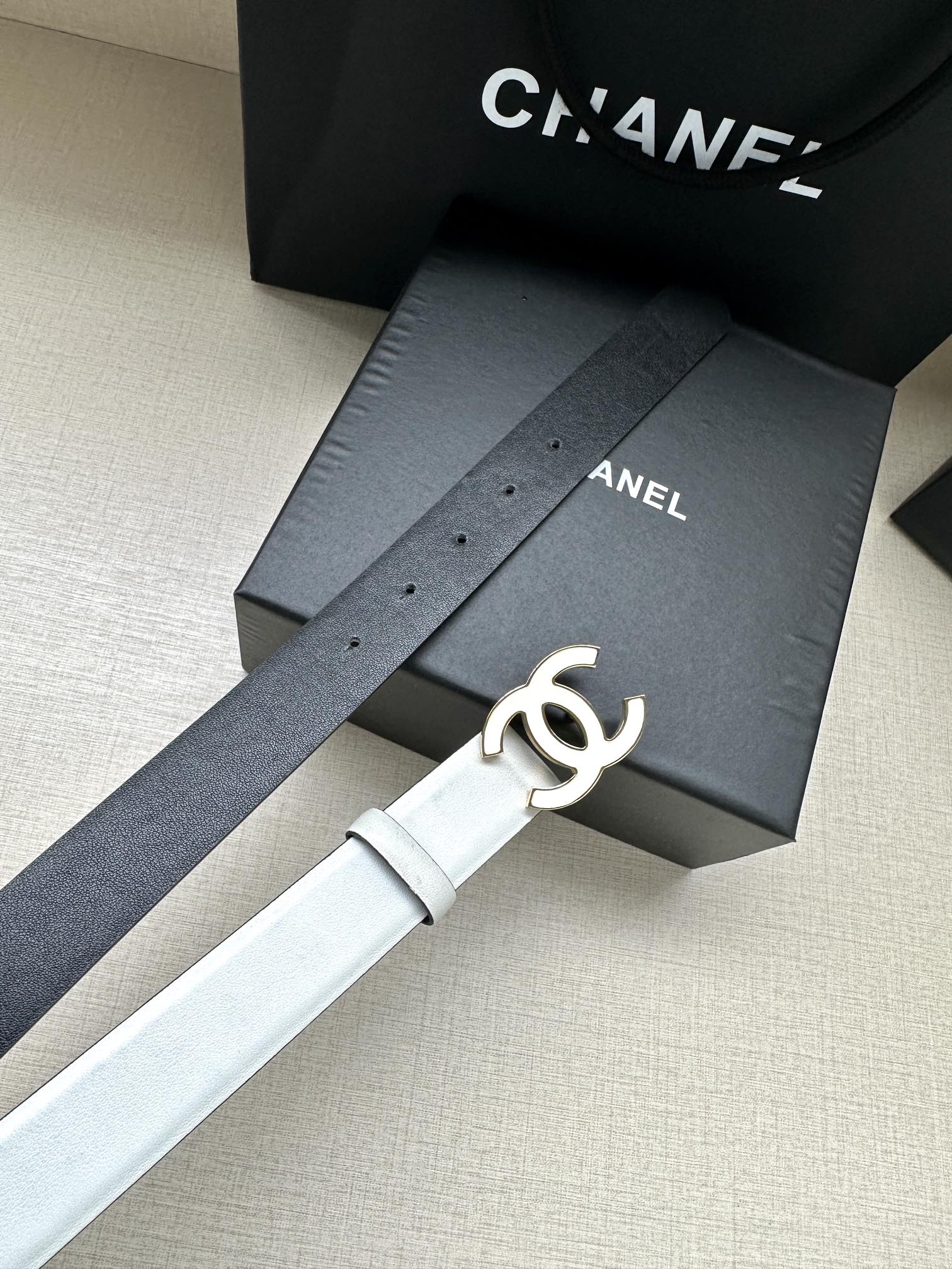 宽度3.0cm Chanel （香奈儿）进口柔软小牛皮纹路清晰五金配件金 银色/金属磨胶钢扣。