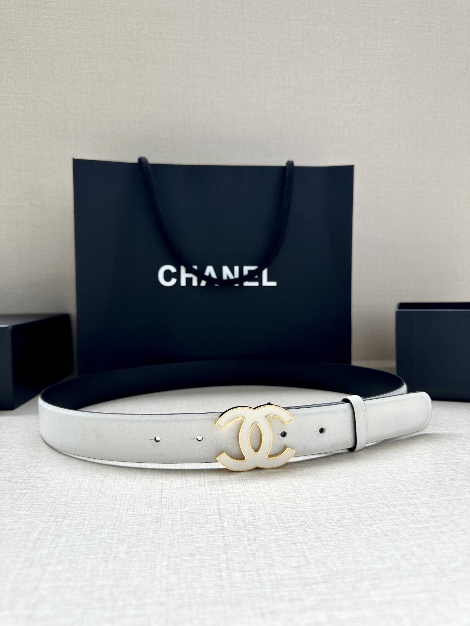 宽度3.0cm Chanel （香奈儿）进口柔软小牛皮纹路清晰五金配件金 银色/金属磨胶钢扣。