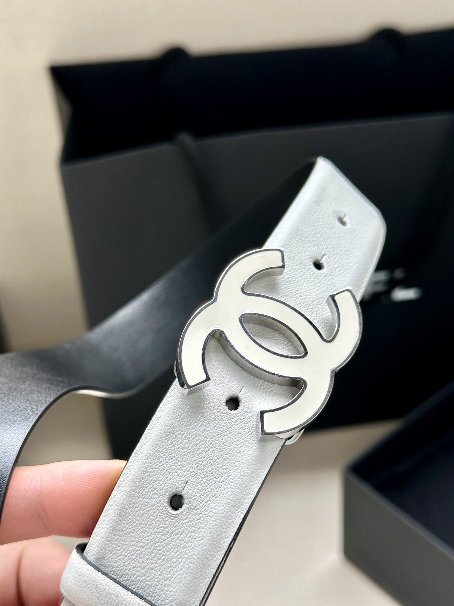 宽度3.0cm Chanel （香奈儿）进口柔软小牛皮纹路清晰五金配件金 银色/金属磨胶钢扣。