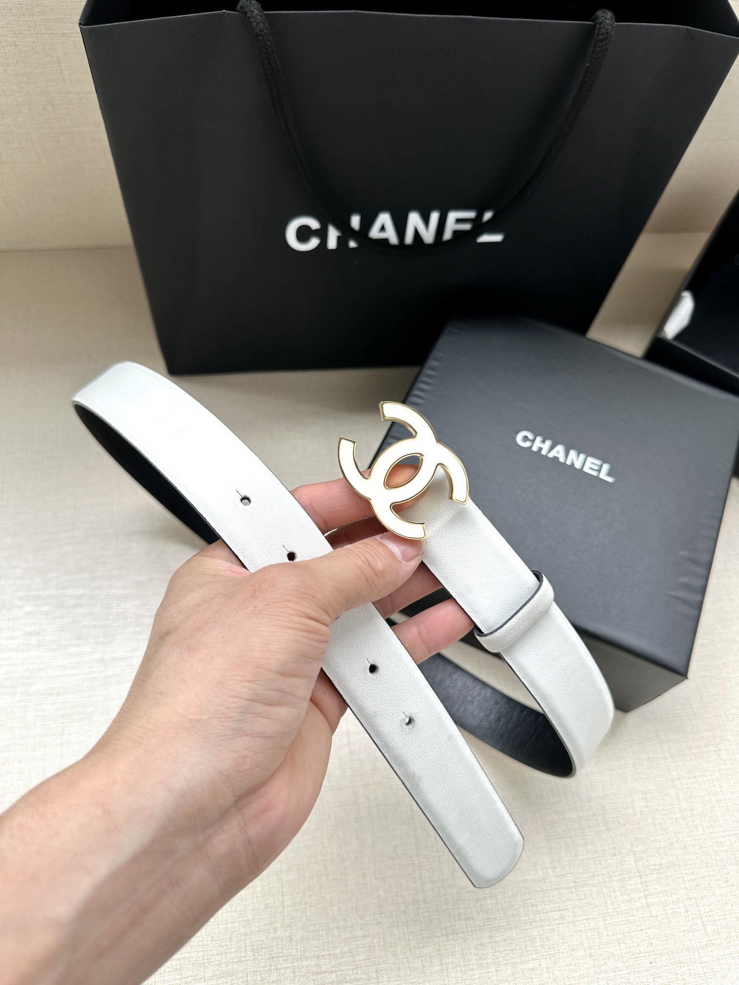 宽度3.0cm Chanel （香奈儿）进口柔软小牛皮纹路清晰五金配件金 银色/金属磨胶钢扣。