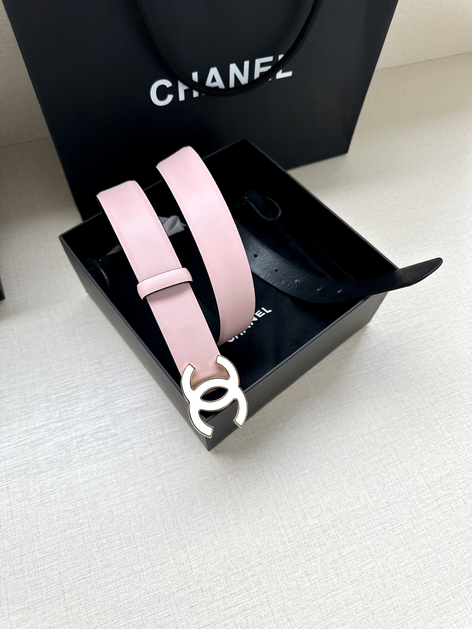 宽度3.0cm Chanel （香奈儿）进口柔软小牛皮纹路清晰五金配件金 银色/金属磨胶钢扣。