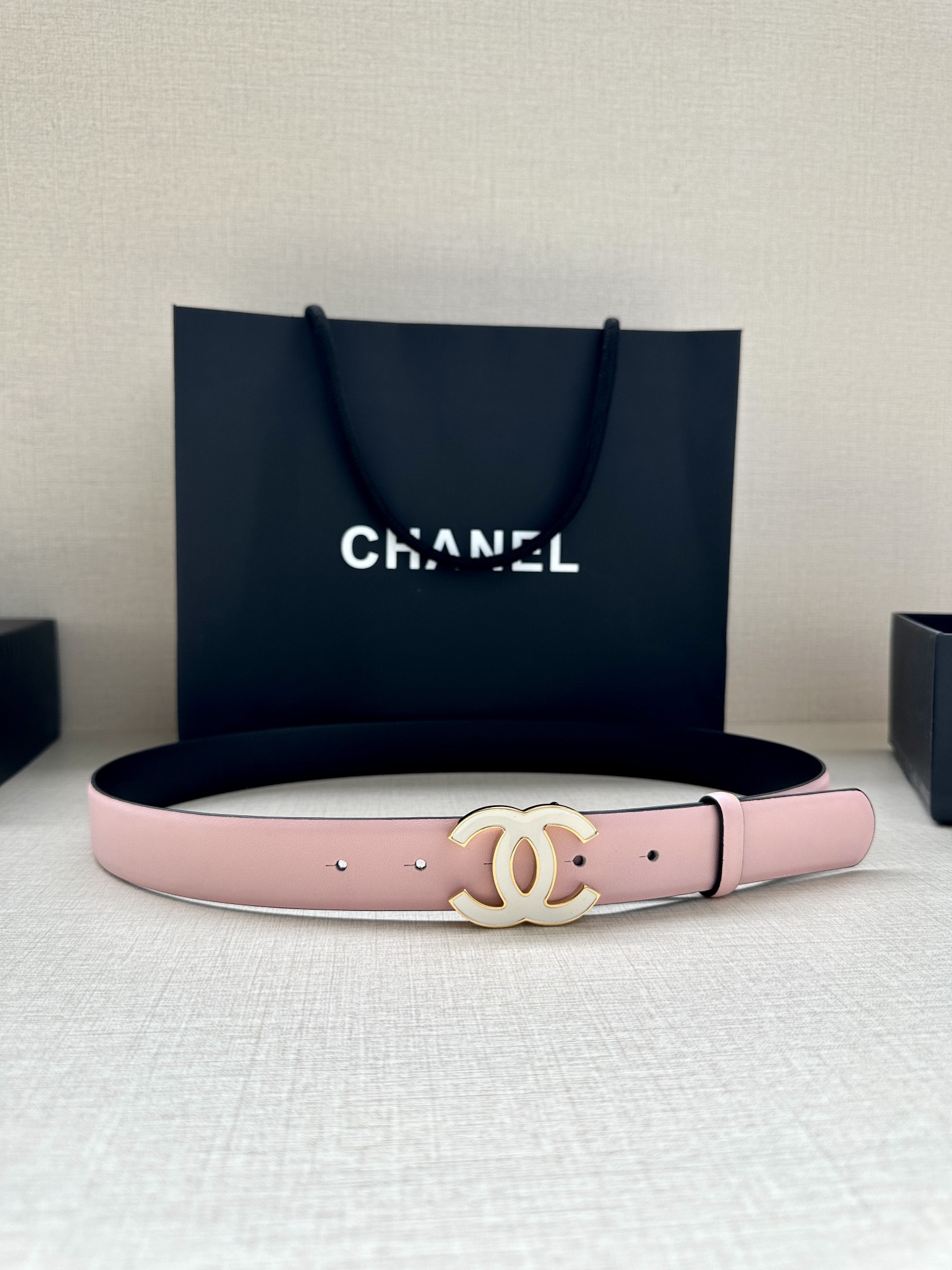 宽度3.0cm Chanel （香奈儿）进口柔软小牛皮纹路清晰五金配件金 银色/金属磨胶钢扣。