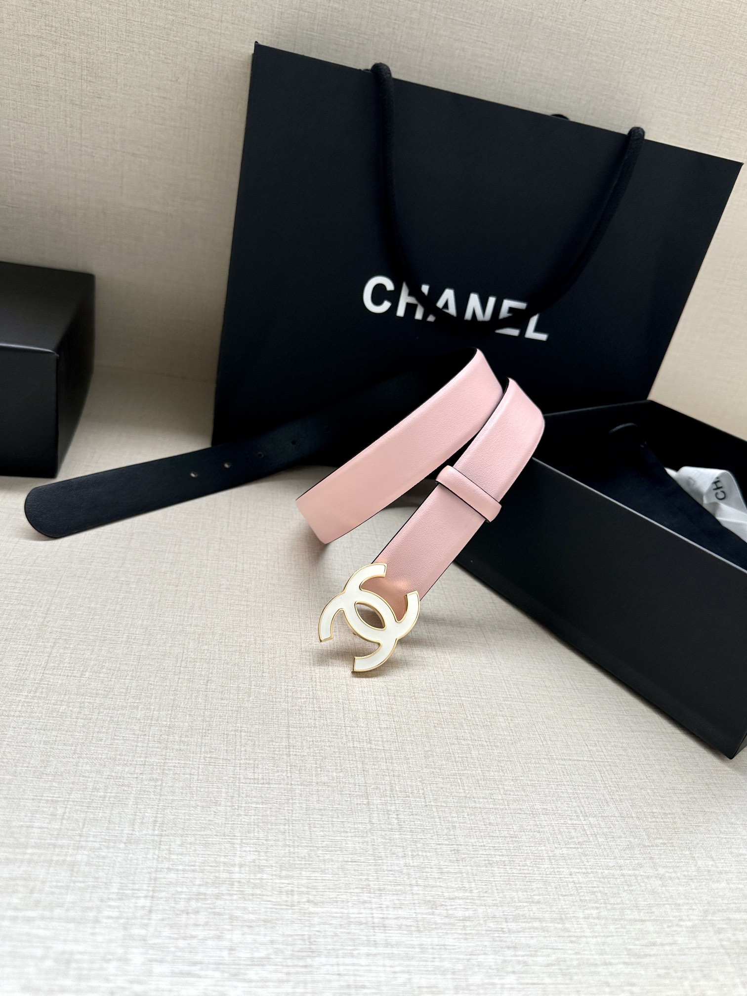 宽度3.0cm Chanel （香奈儿）进口柔软小牛皮纹路清晰五金配件金 银色/金属磨胶钢扣。