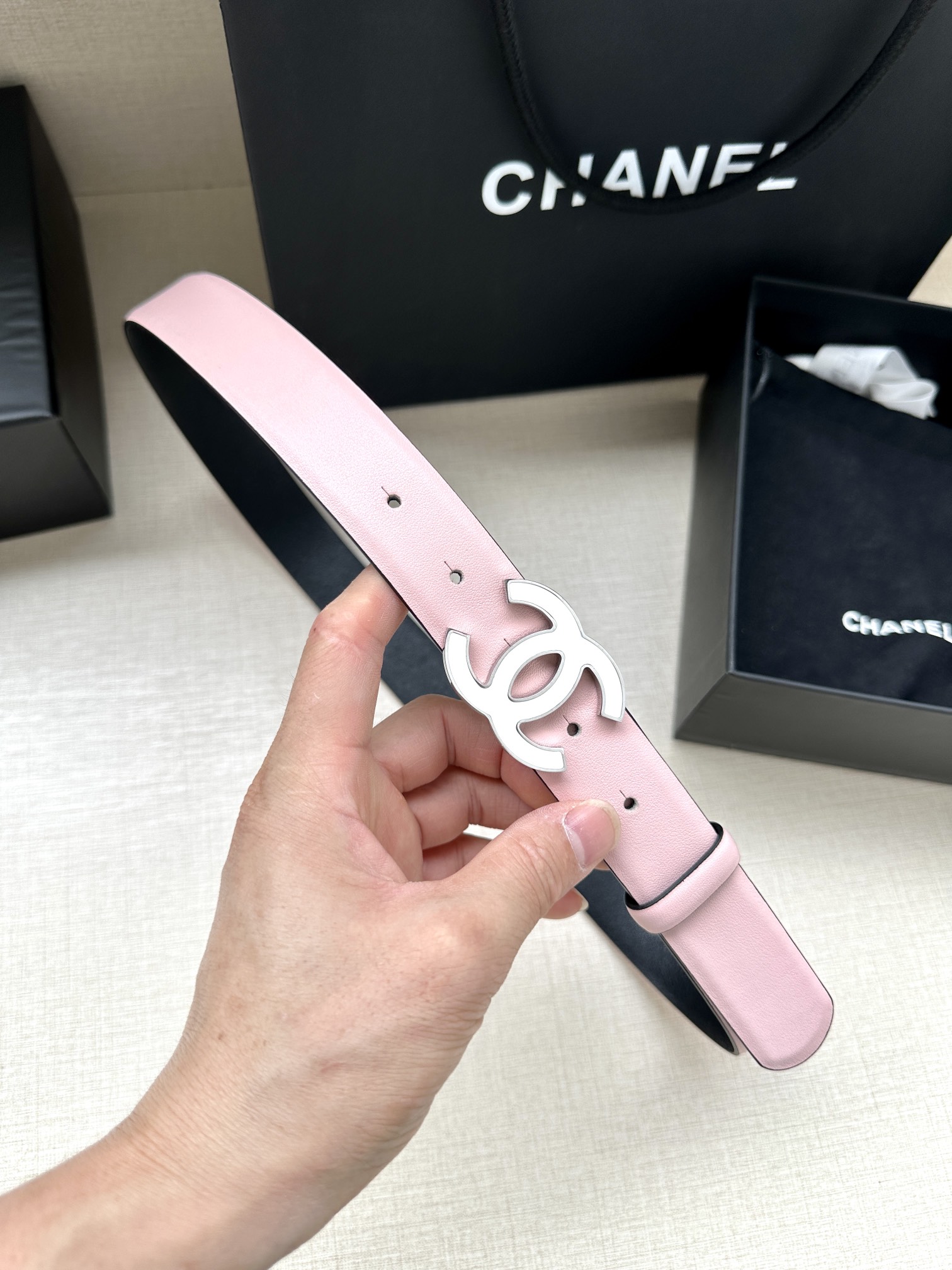 宽度3.0cm Chanel （香奈儿）进口柔软小牛皮纹路清晰五金配件金 银色/金属磨胶钢扣。