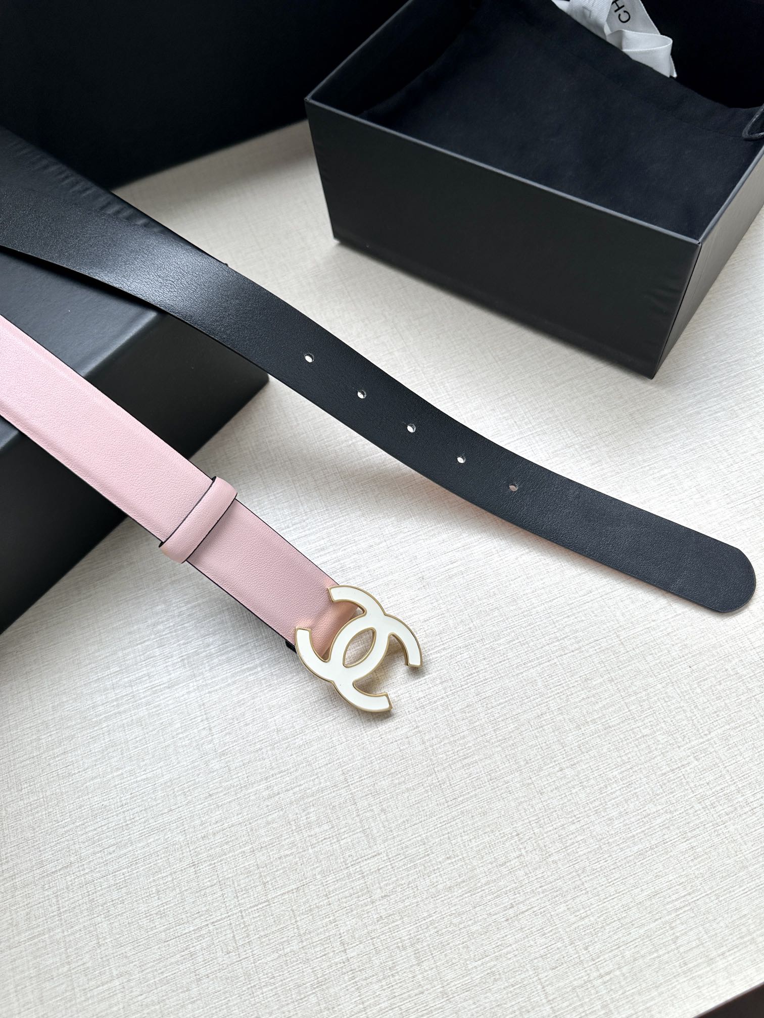 宽度3.0cm Chanel （香奈儿）进口柔软小牛皮纹路清晰五金配件金 银色/金属磨胶钢扣。