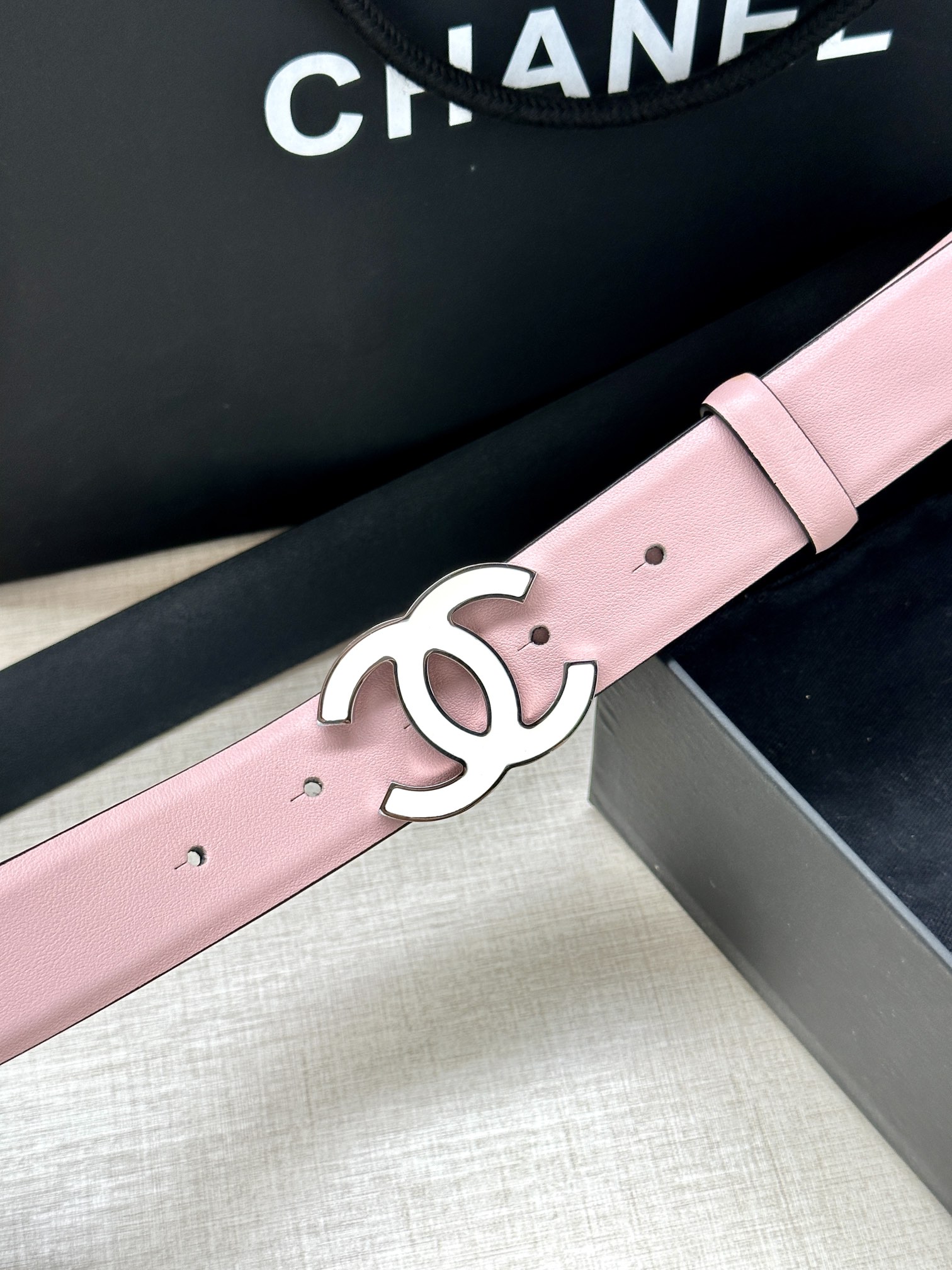 宽度3.0cm Chanel （香奈儿）进口柔软小牛皮纹路清晰五金配件金 银色/金属磨胶钢扣。